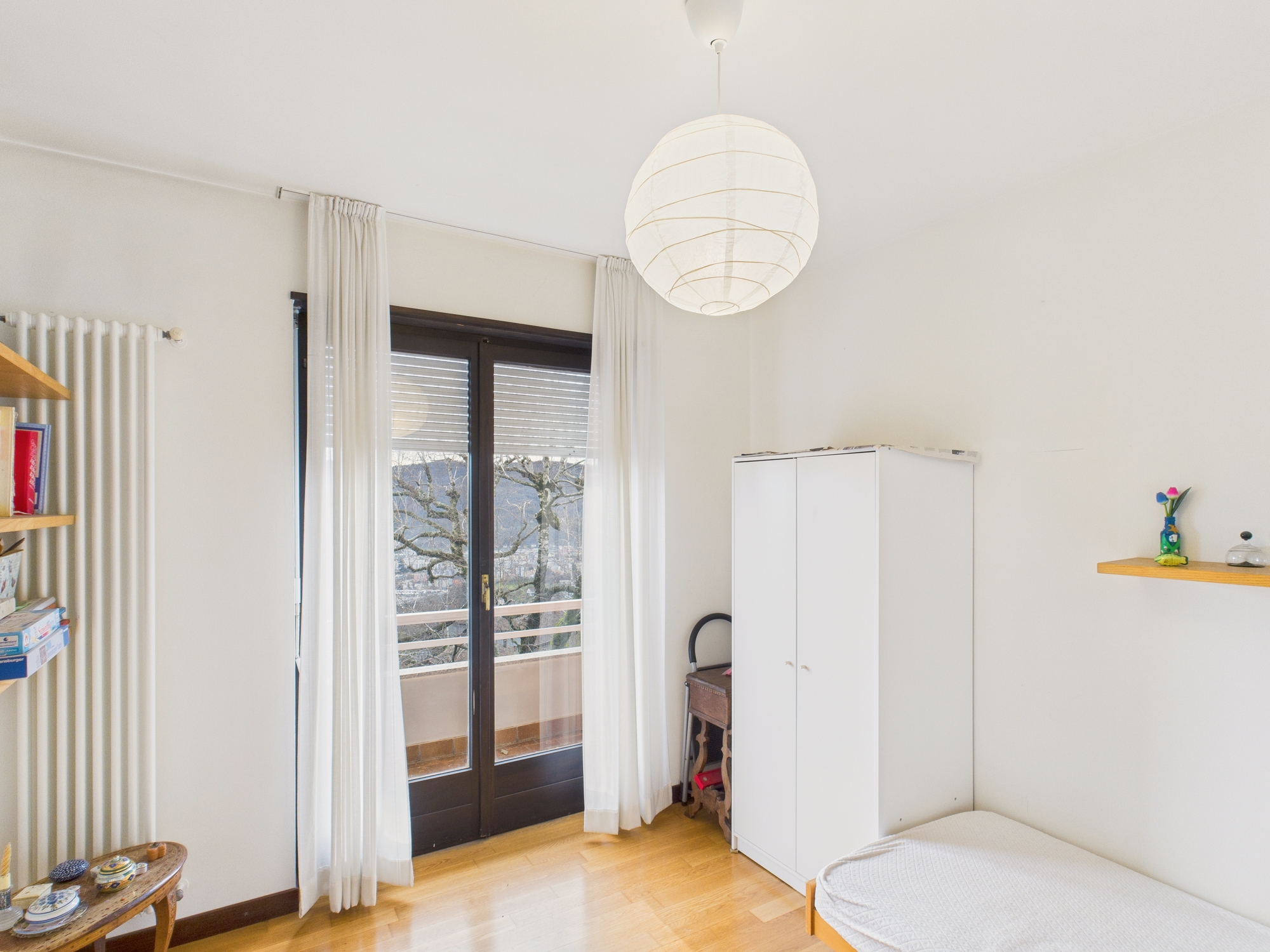 Helles Schlafzimmer mit Balkonzugang