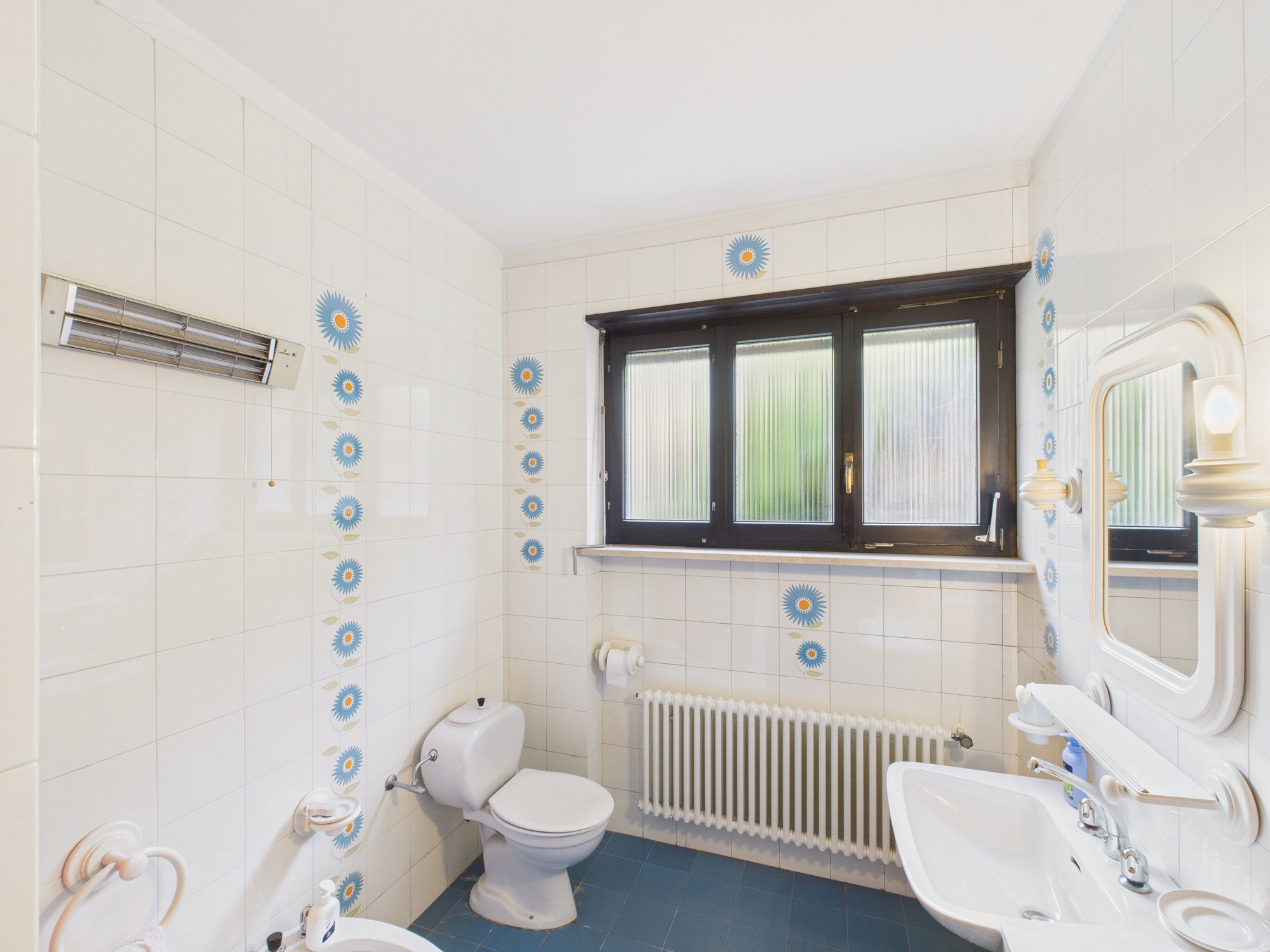 Kleines Badezimmer mit Fenster, WC und Waschbecken