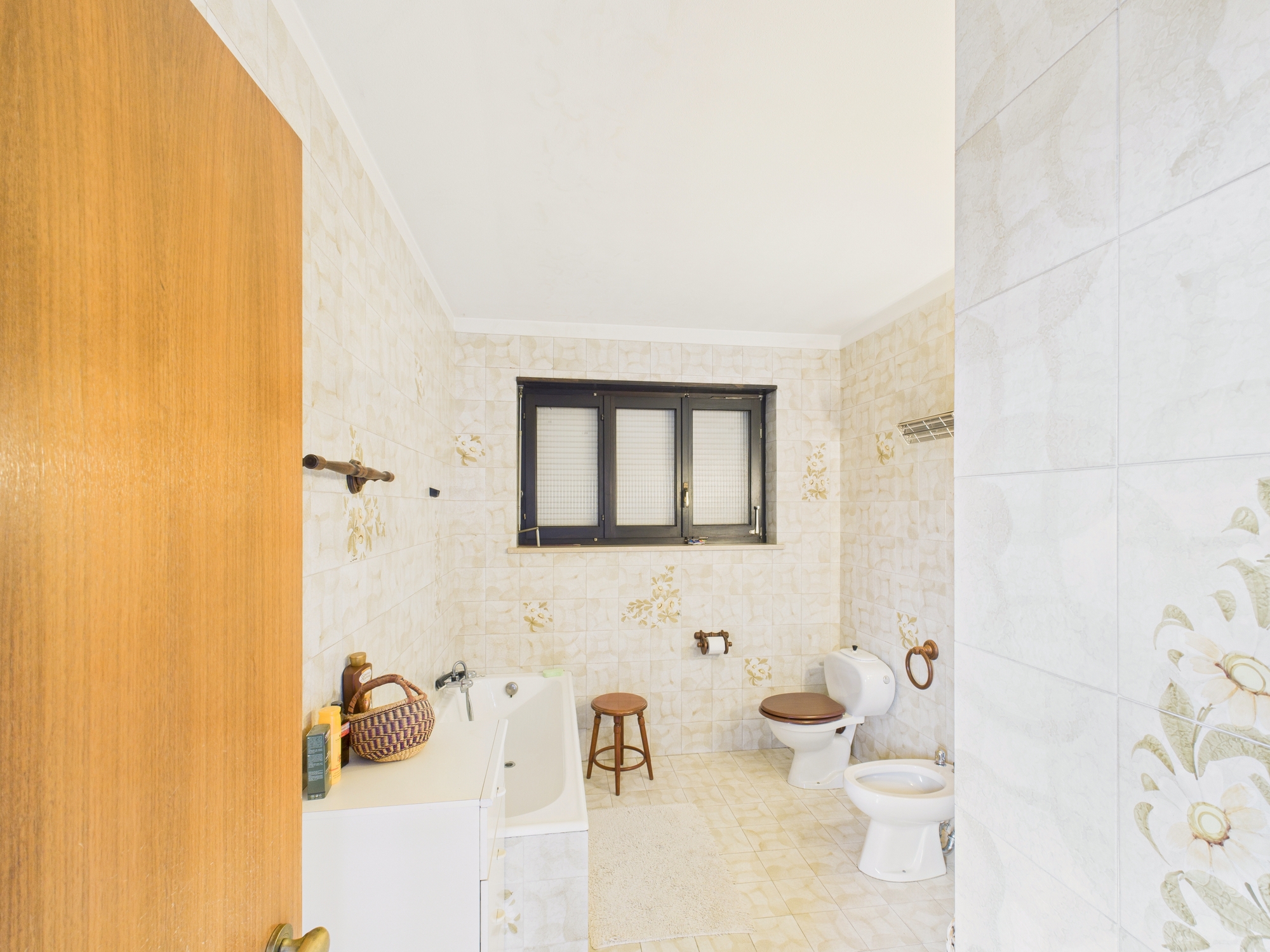 Badezimmer mit Toilette und Badewanne