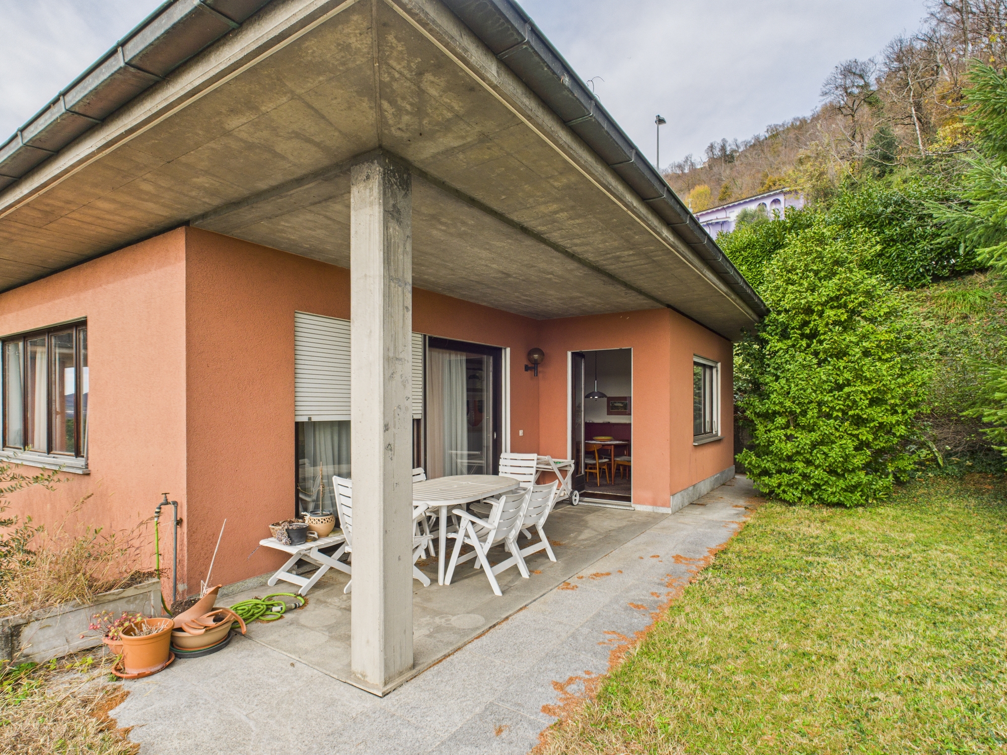Überdachte Terrasse an einem modernen Einfamilienhaus