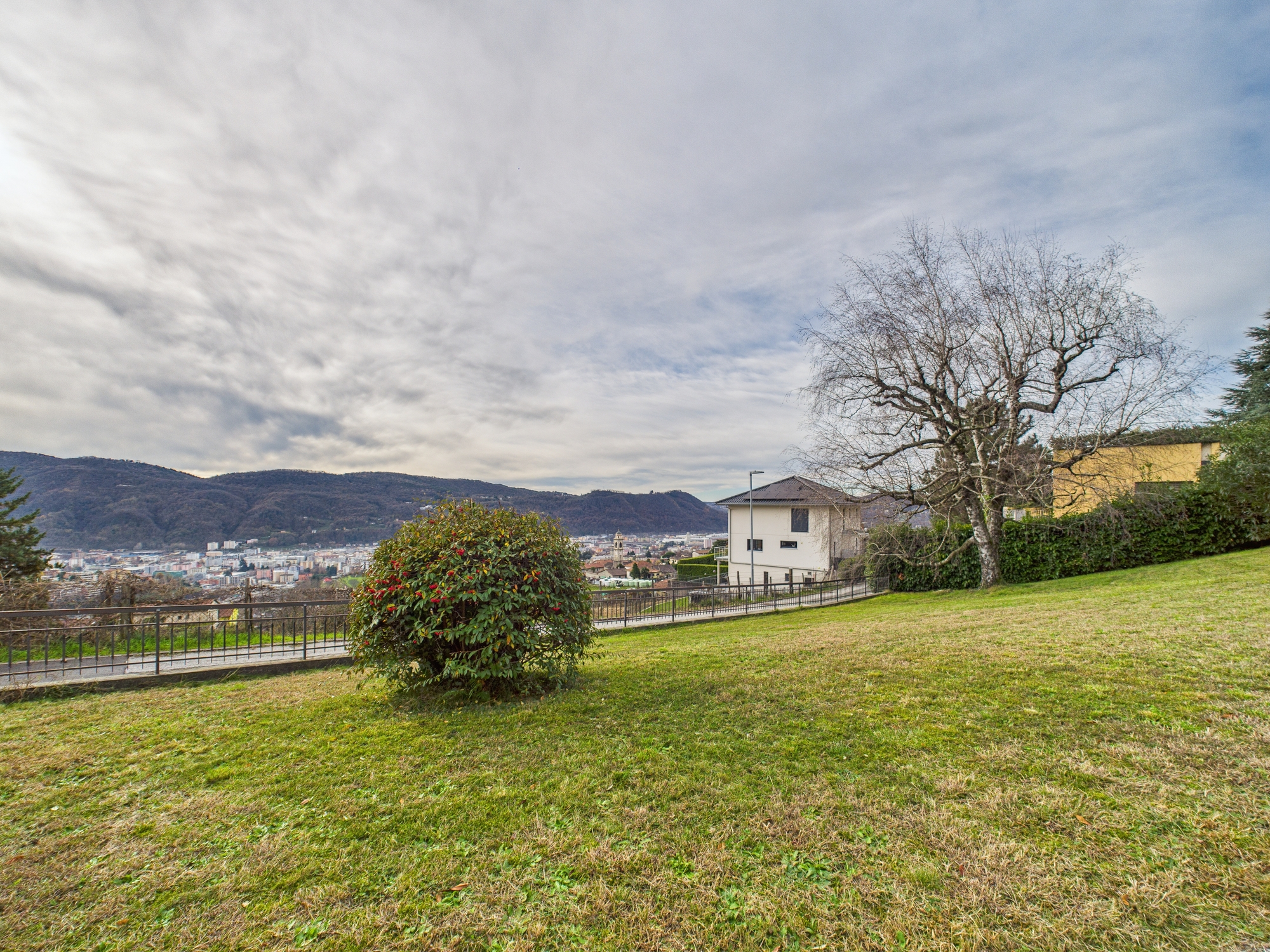 Weitläufiger Garten mit Panoramablick