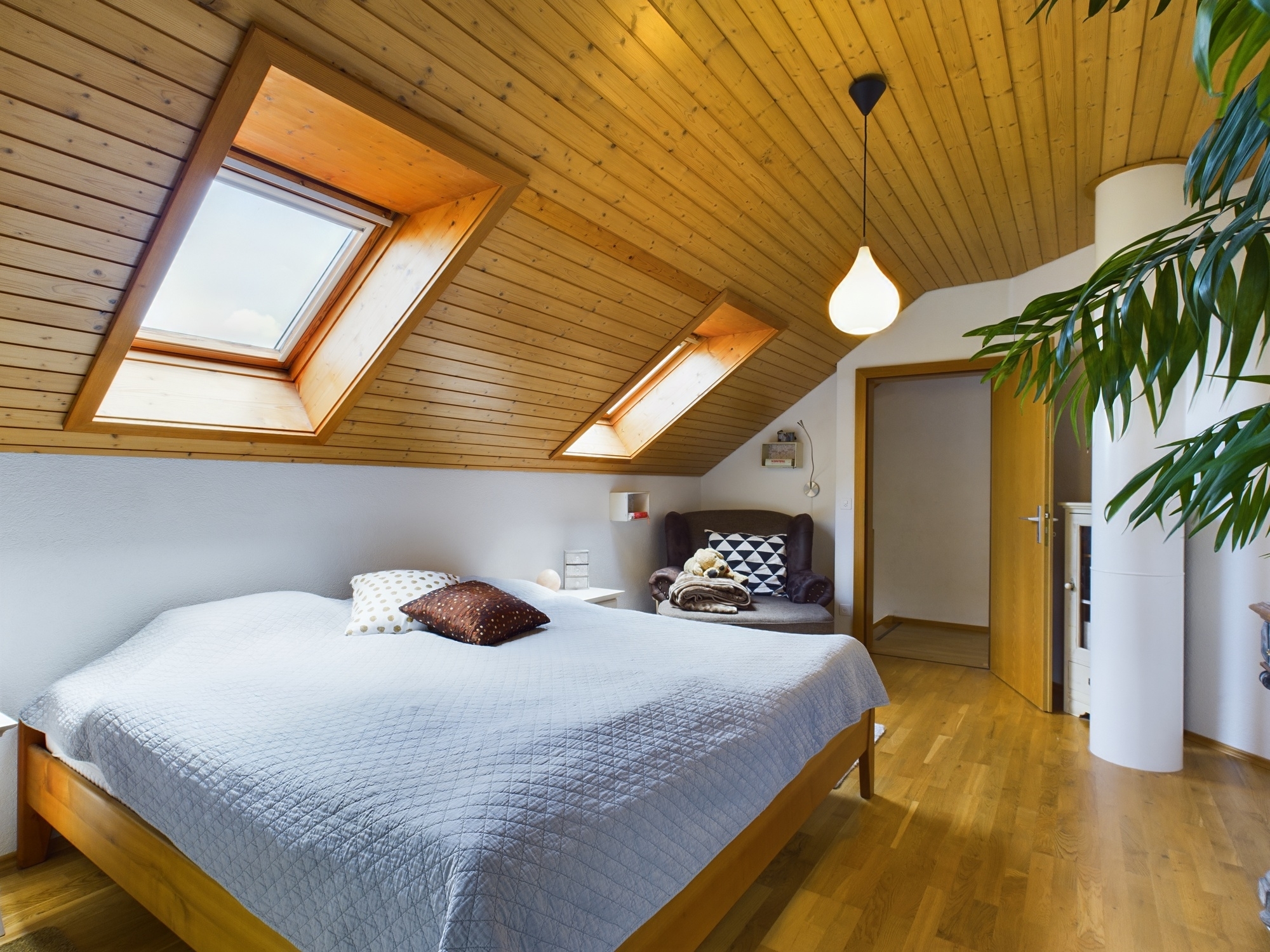 Helles Schlafzimmer im Dachgeschoss