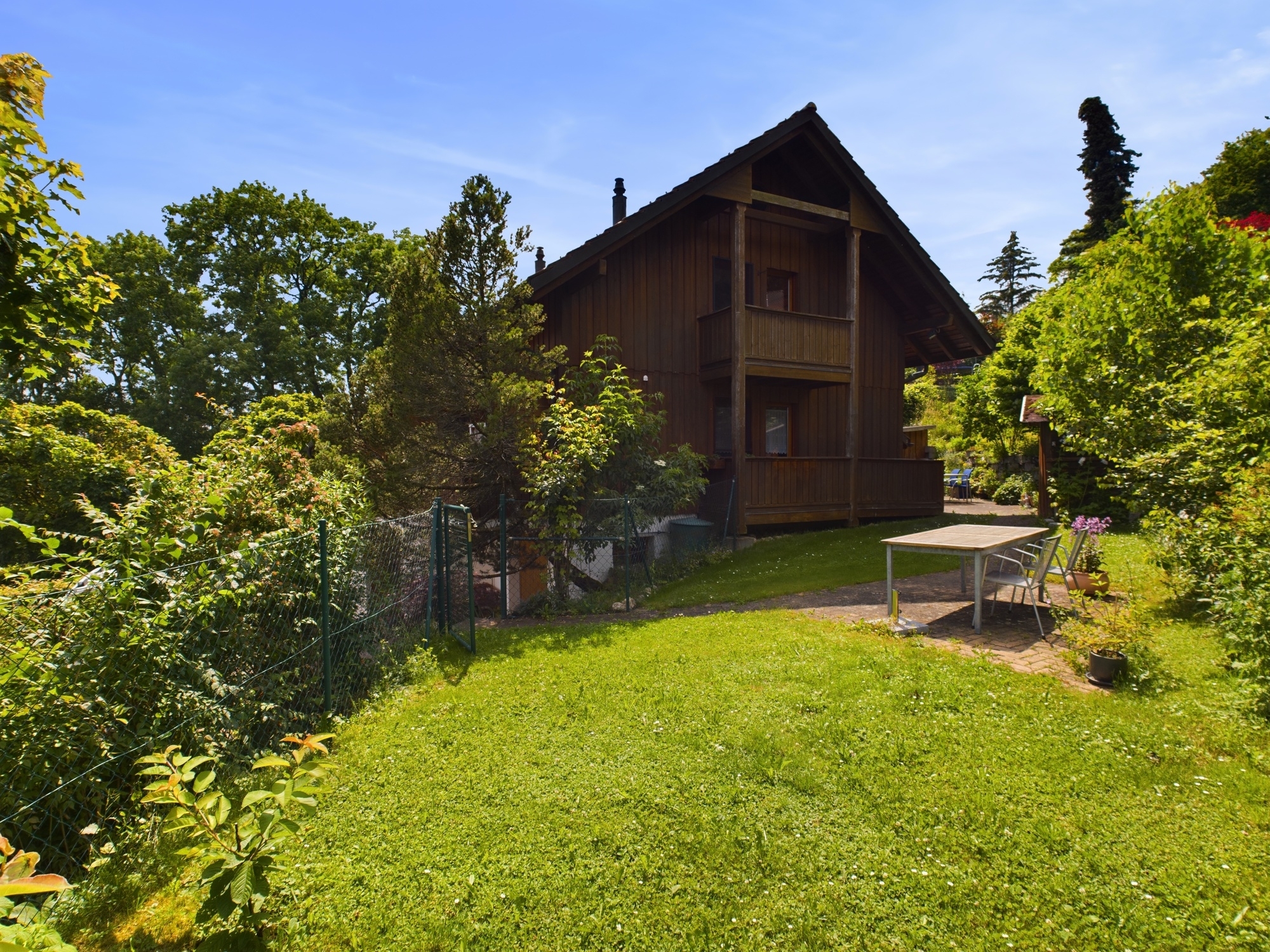 Holzhaus mit Garten