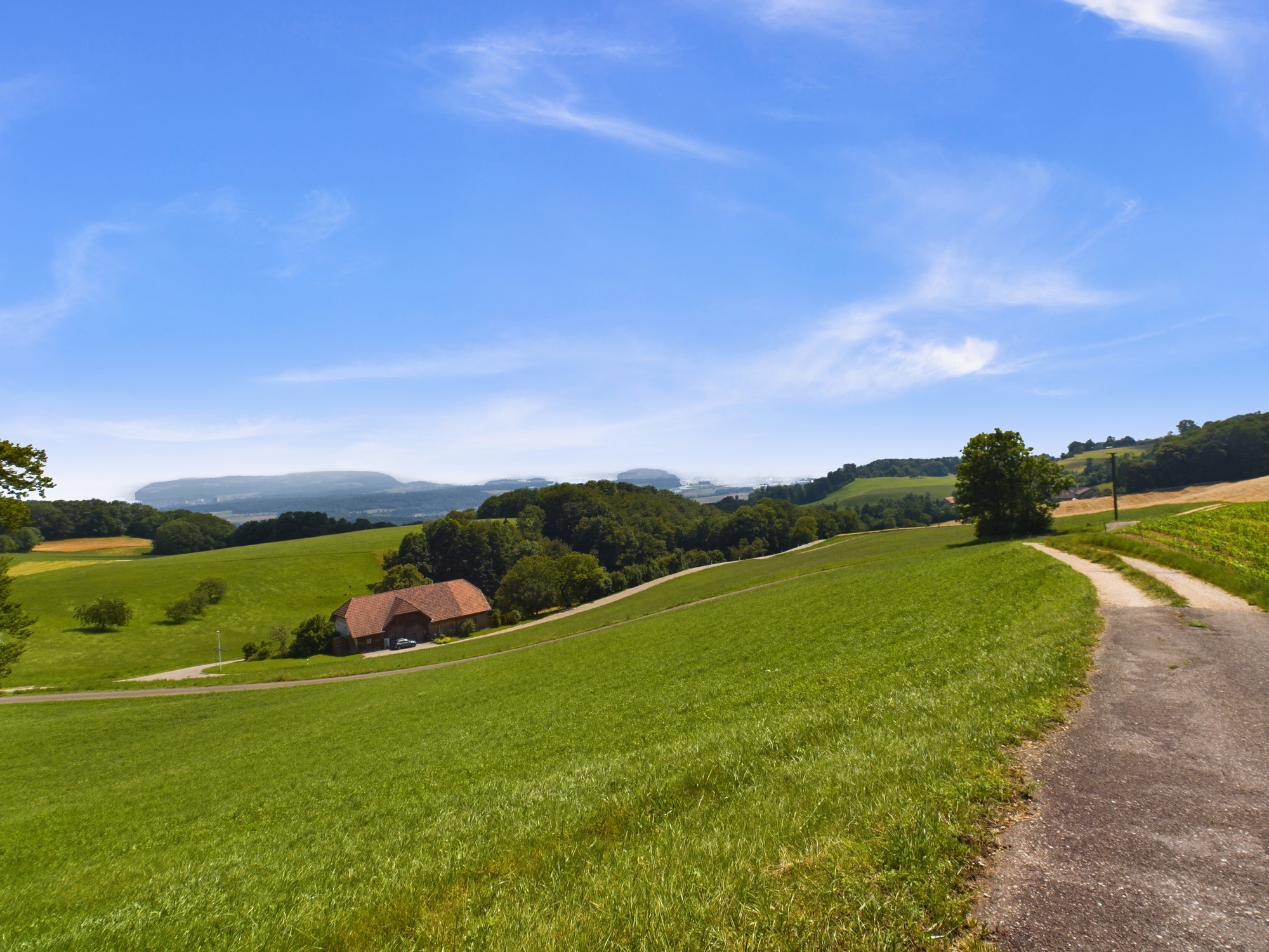 Landschaft mit ferne liegendem Haus