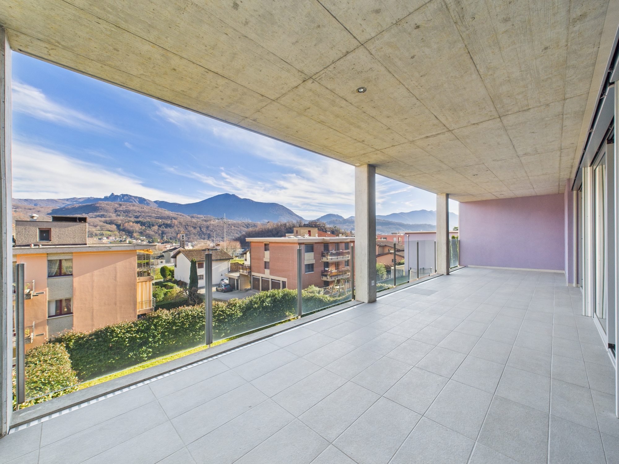 Großzügige überdachte Terrasse mit Bergblick