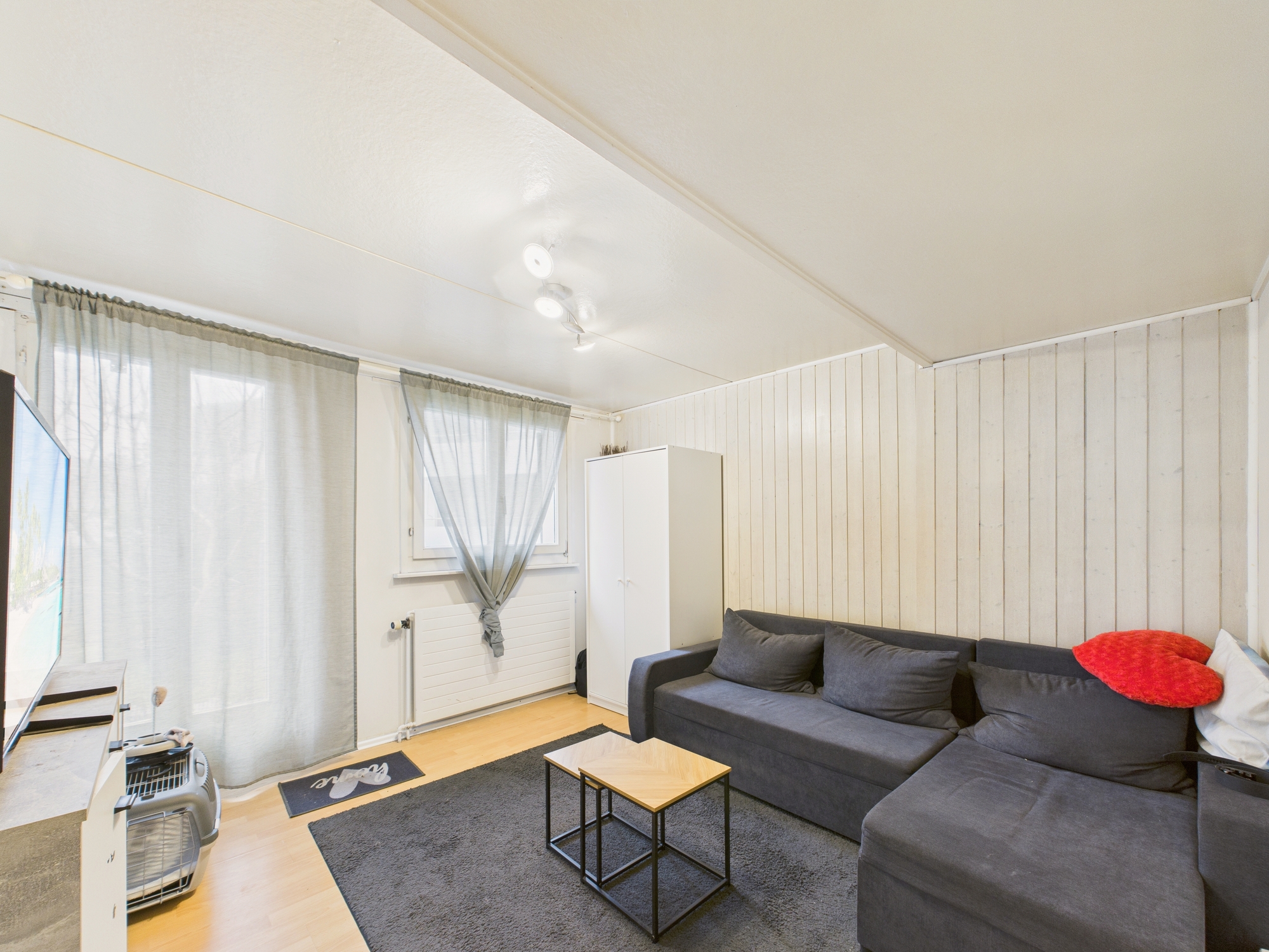 Gemütliches Wohnzimmer mit Dachschräge