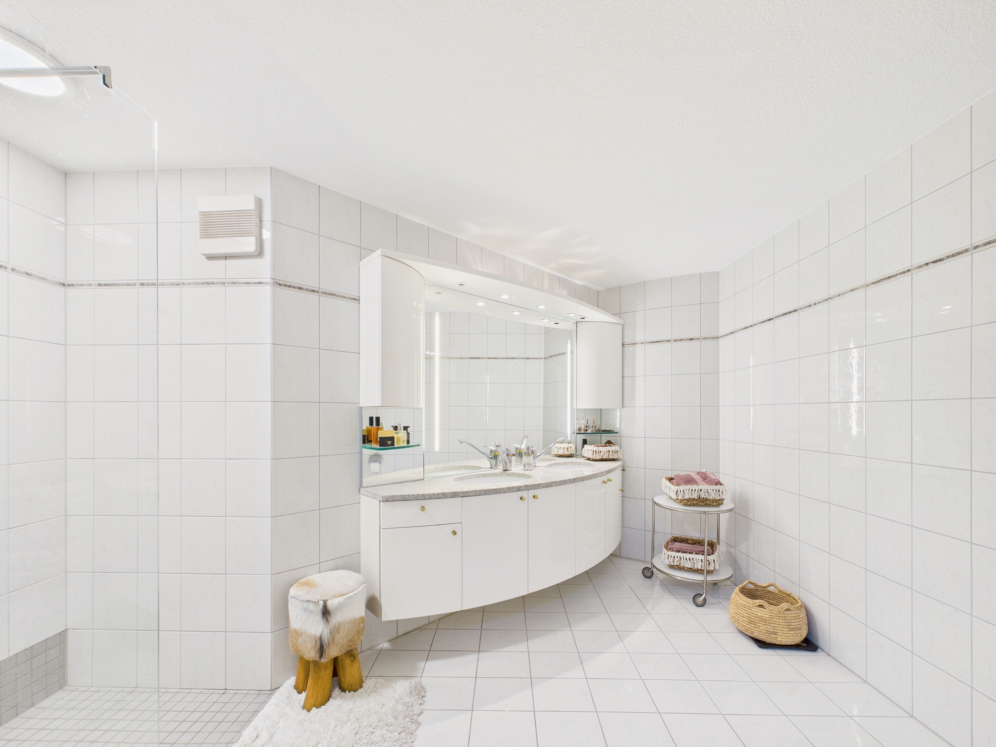 Helles Badezimmer mit breitem Waschtisch