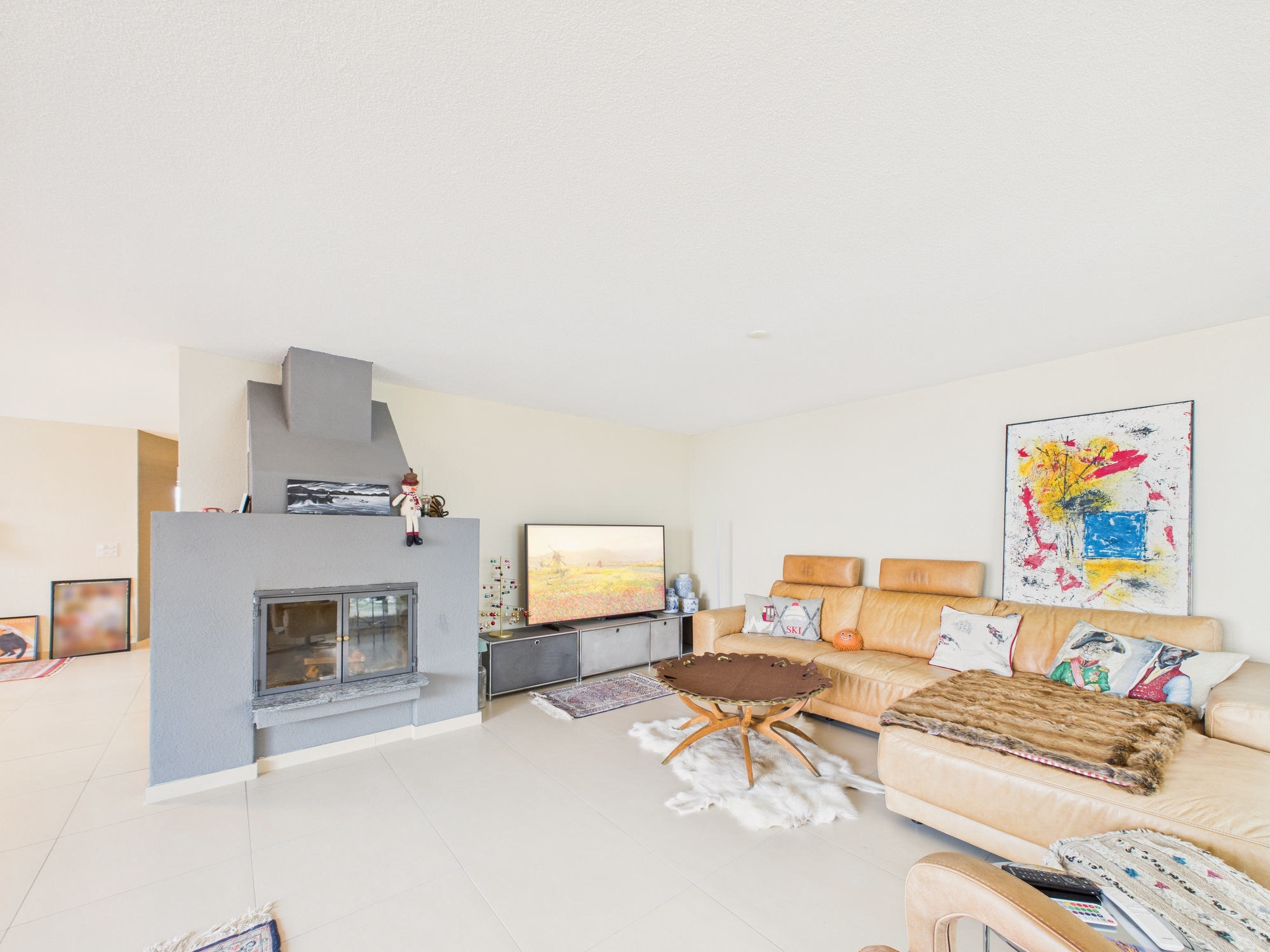 Wohnzimmer mit Kamin und Sofa