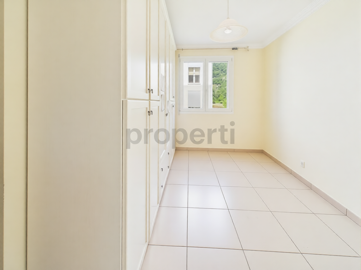 Heller schmaler Raum mit Einbauschrank