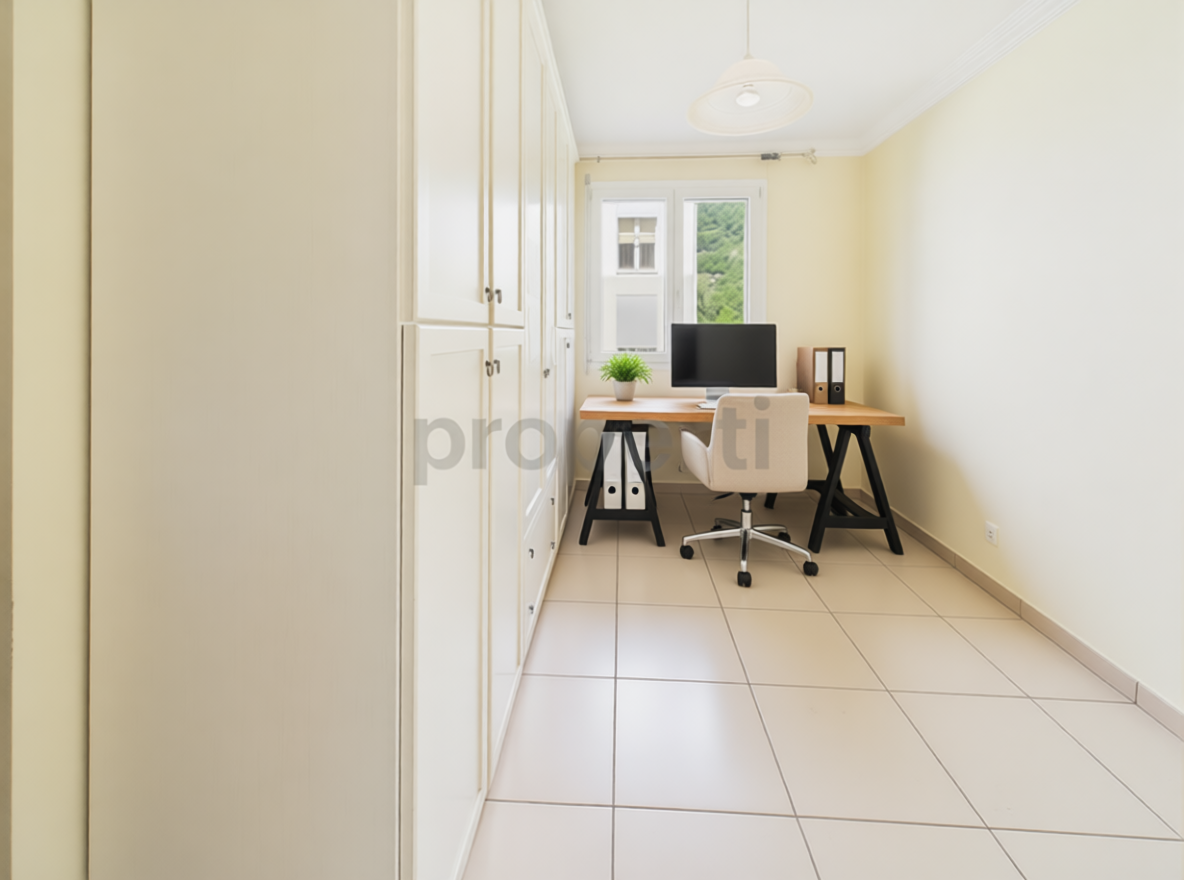 Helles Arbeitszimmer mit Einbauschrank