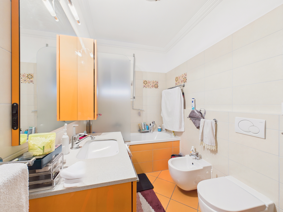 Modernes Badezimmer mit orangefarbenen Akzenten