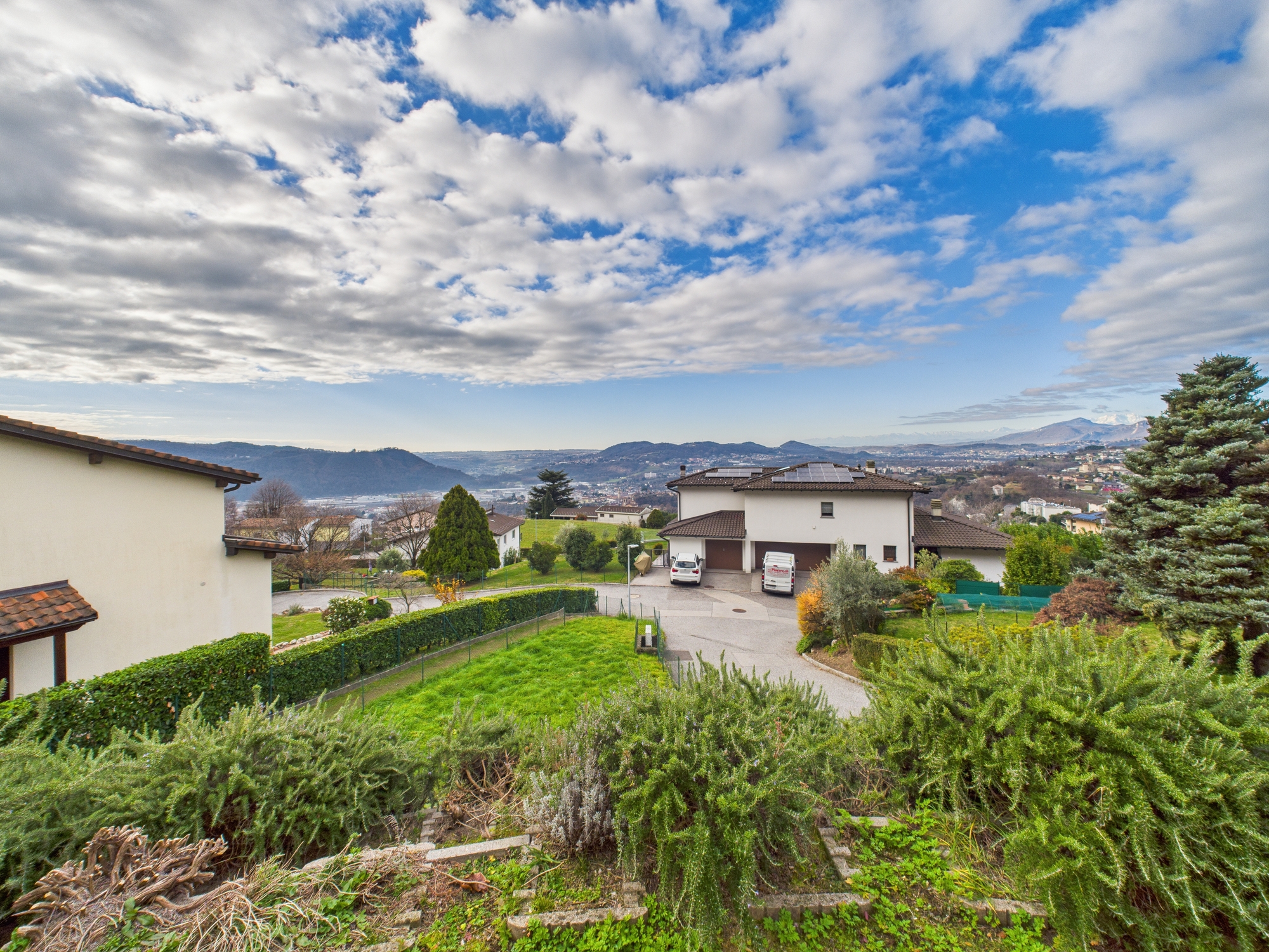 Weitblick über Wohnhäuser und Gartenanlage
