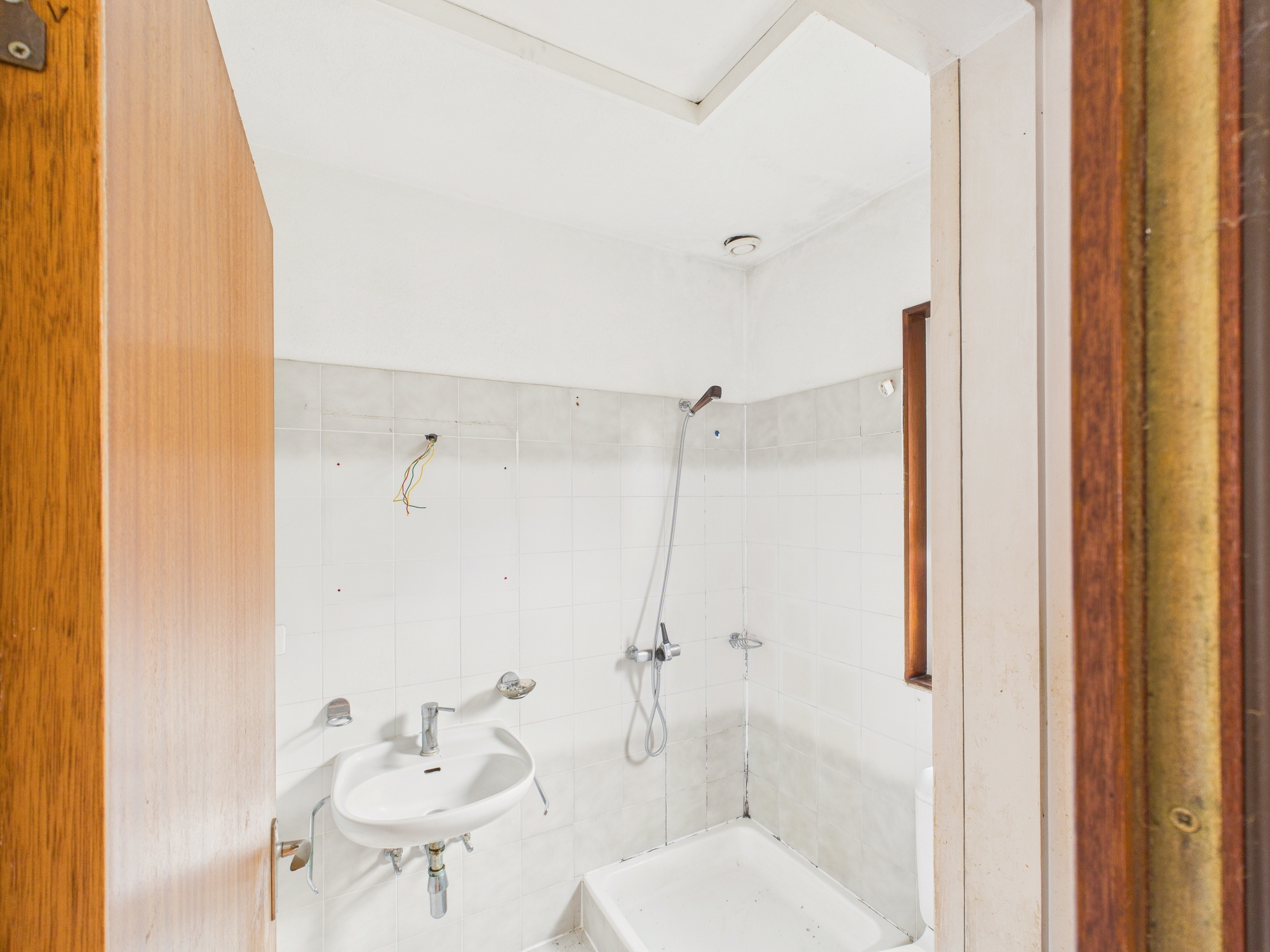 Kleines Badezimmer mit Badewanne und Dusche