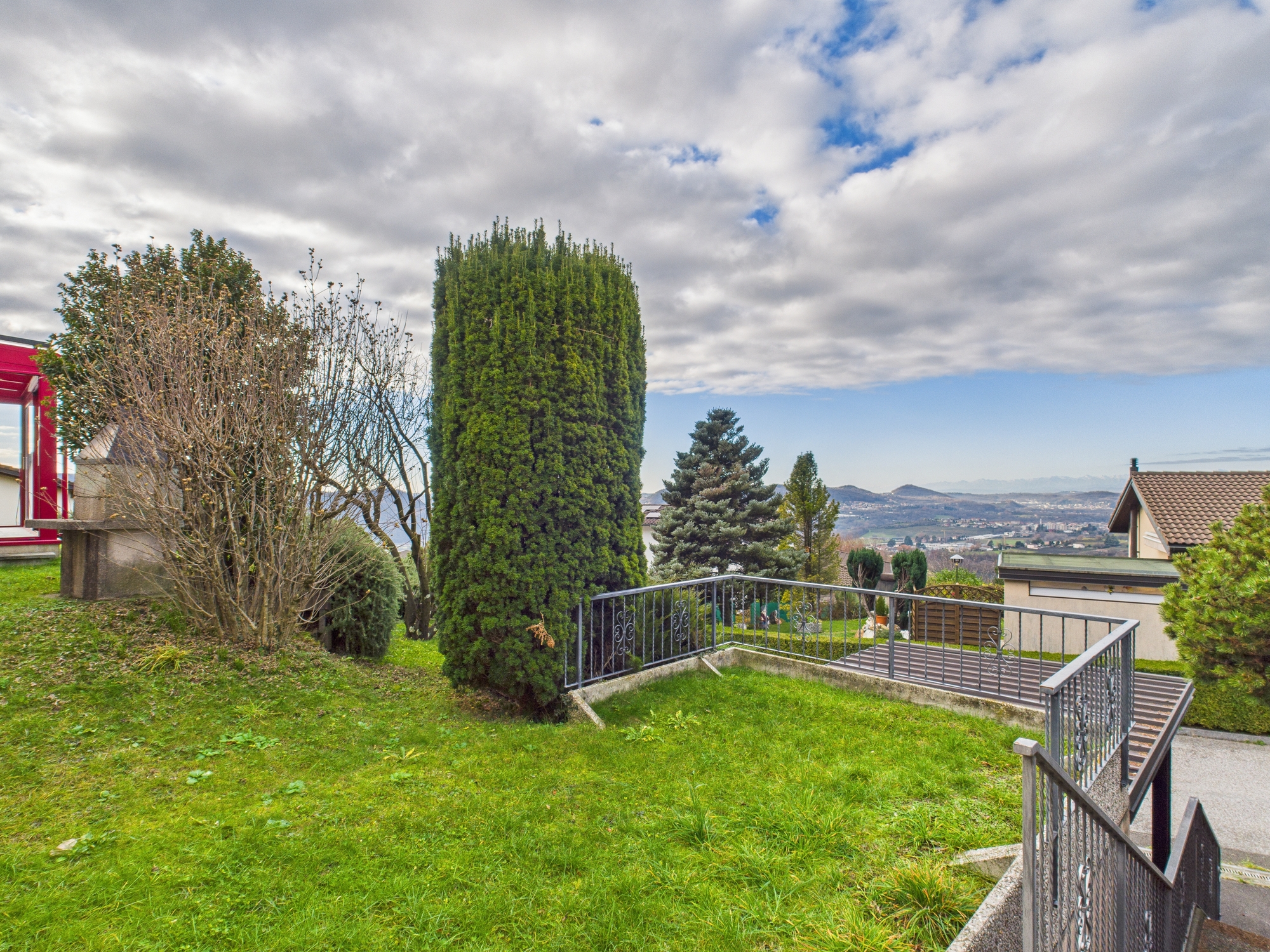 Gepflegter Garten mit Fernblick