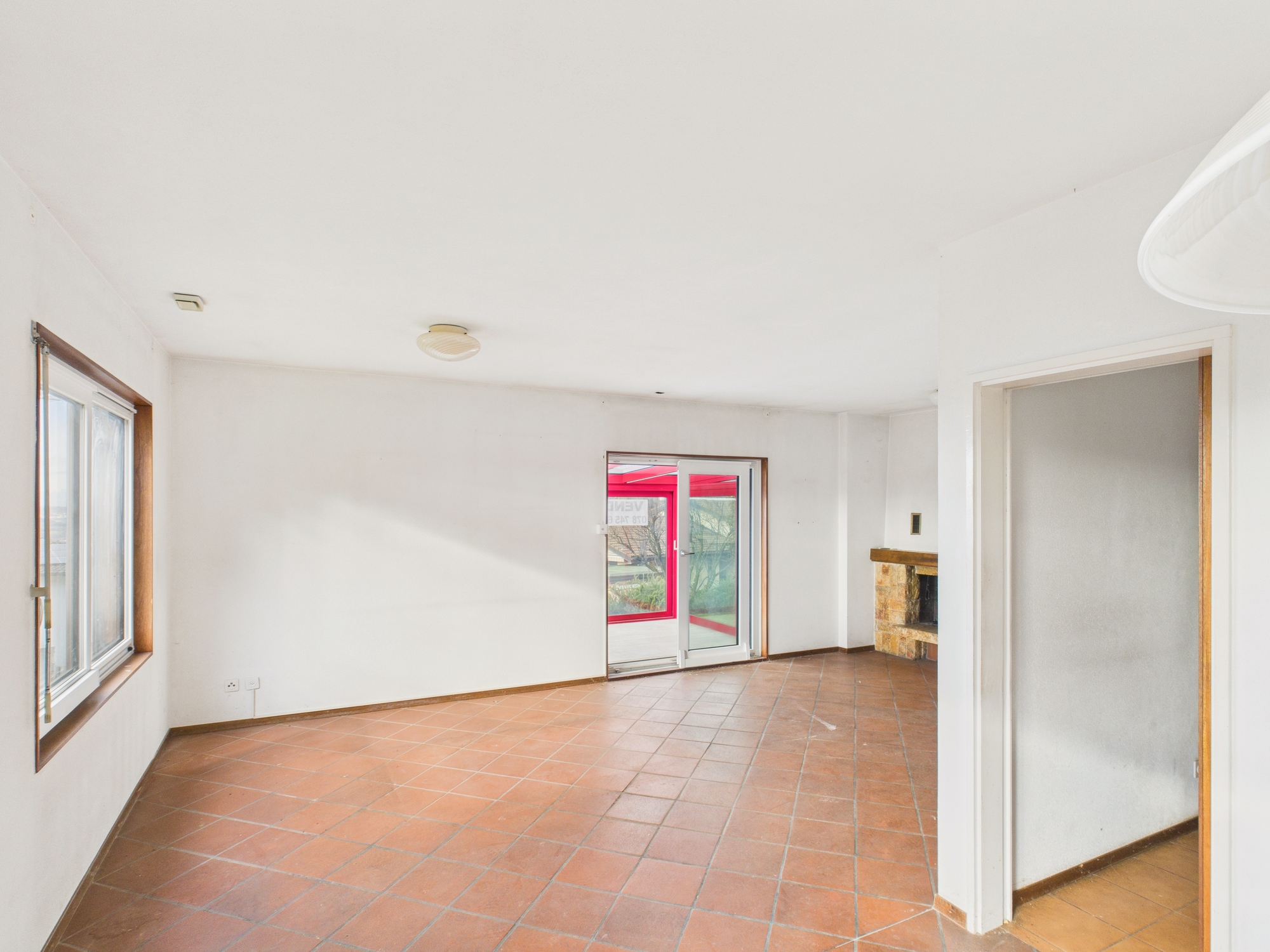Heller Wohnraum mit Terrakottafliesen