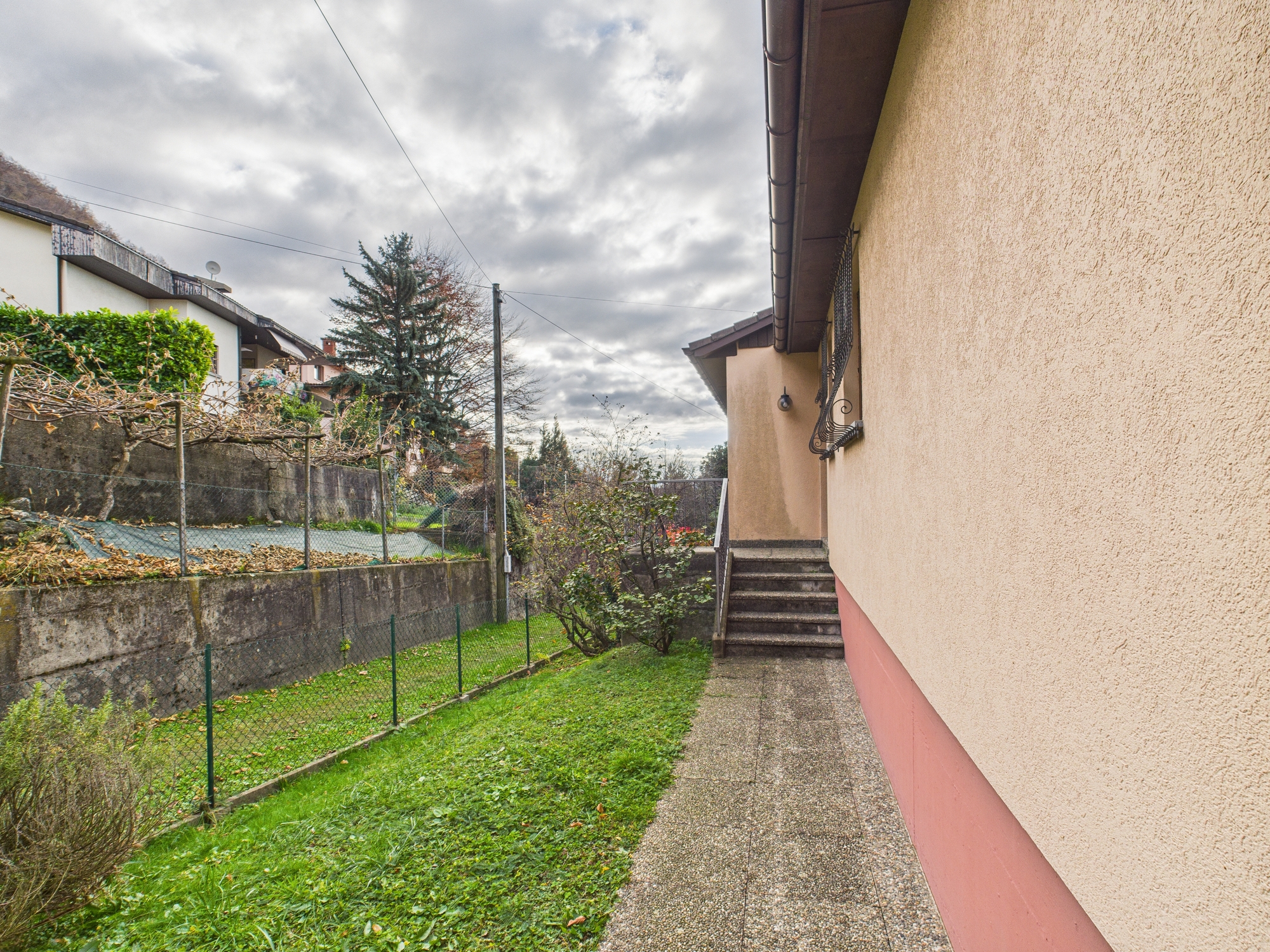 Außenansicht eines Wohnhauses mit Garten