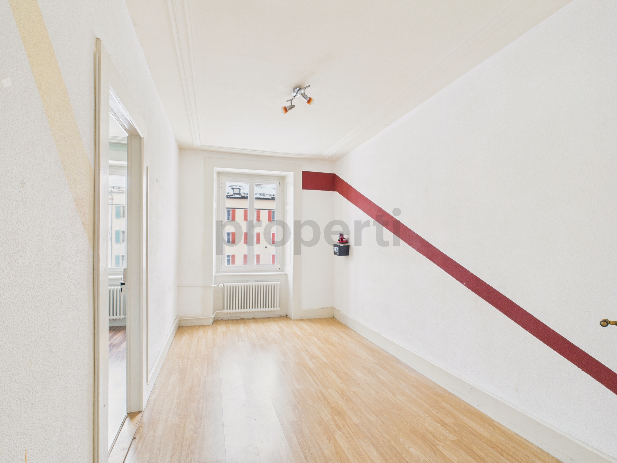 Heller leerer Raum mit Fenster und Heizkörper
