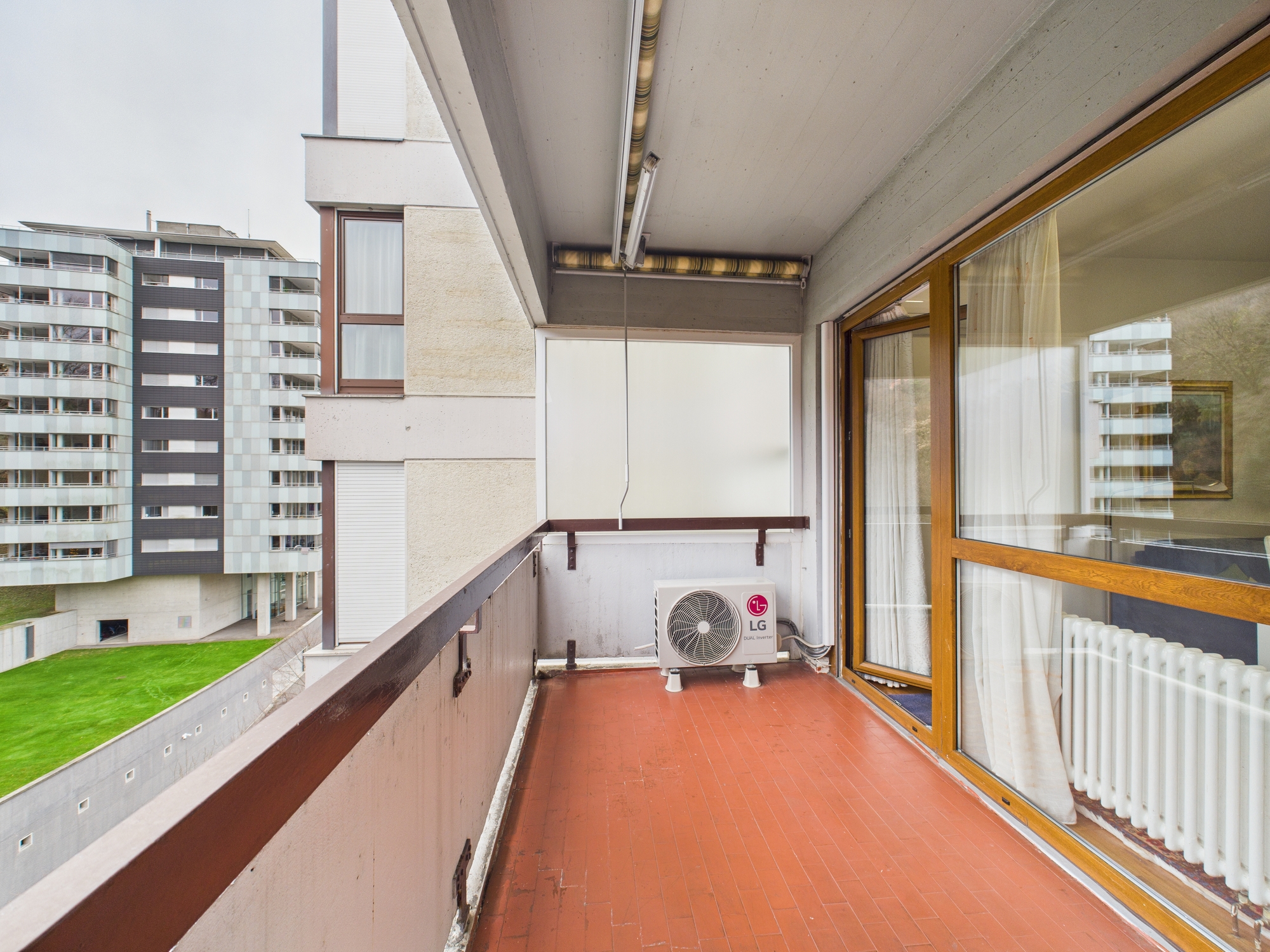 Balkon mit Blick auf Wohnanlage