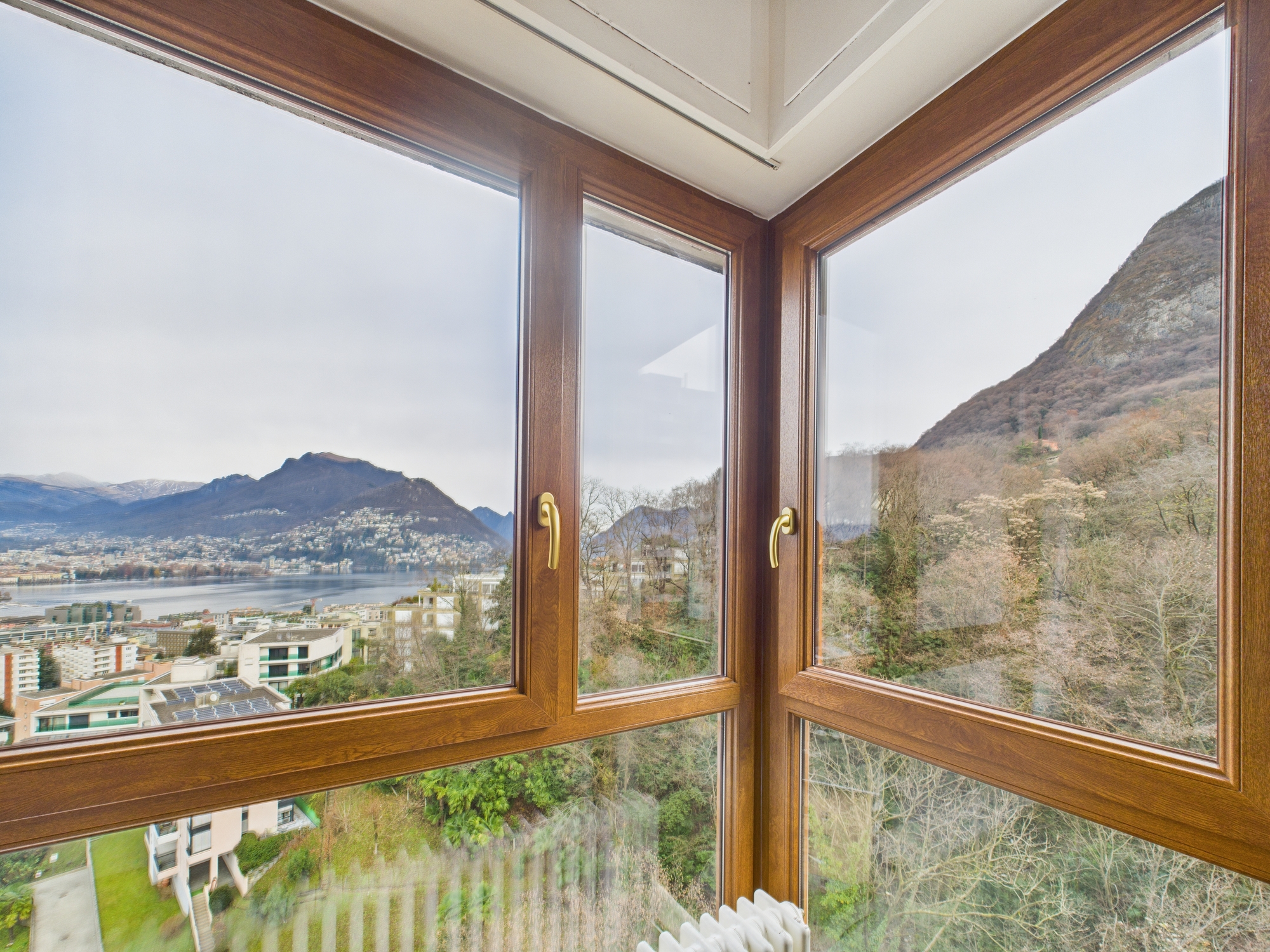 Großzügiger Eckblick durch Holzfenster