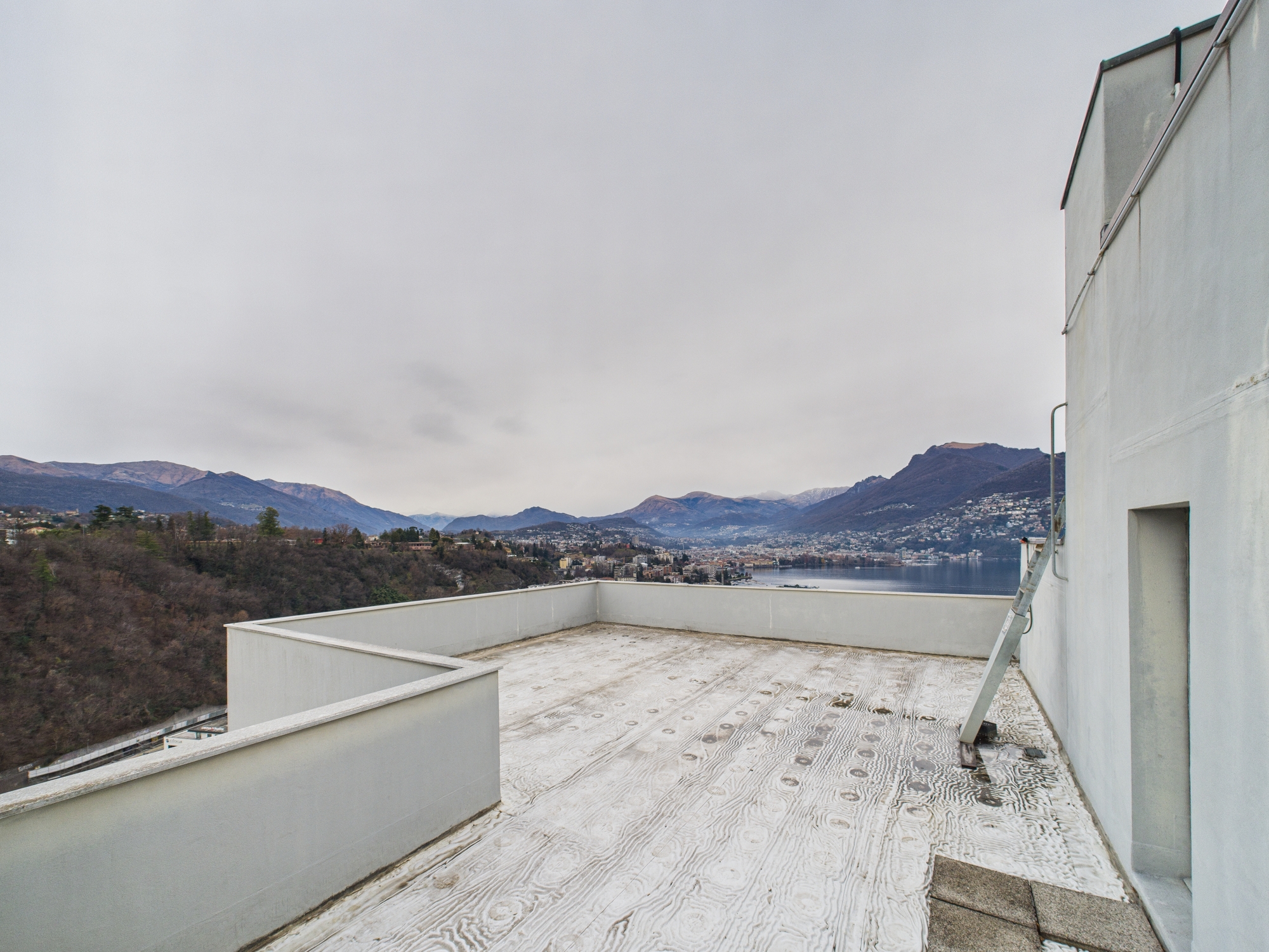 Dachterrasse mit Berg- und Seeblick
