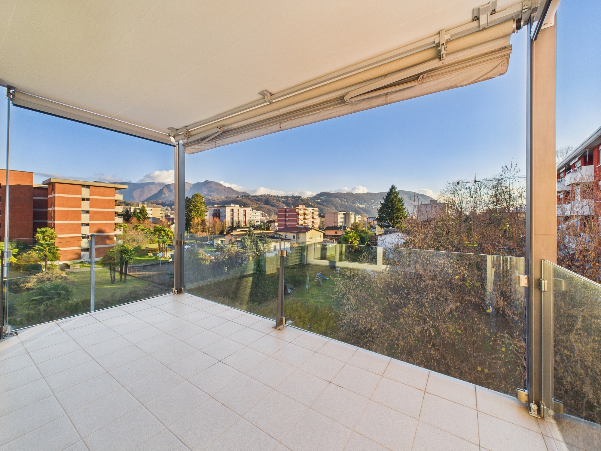 Überdachter Balkon mit Bergblick