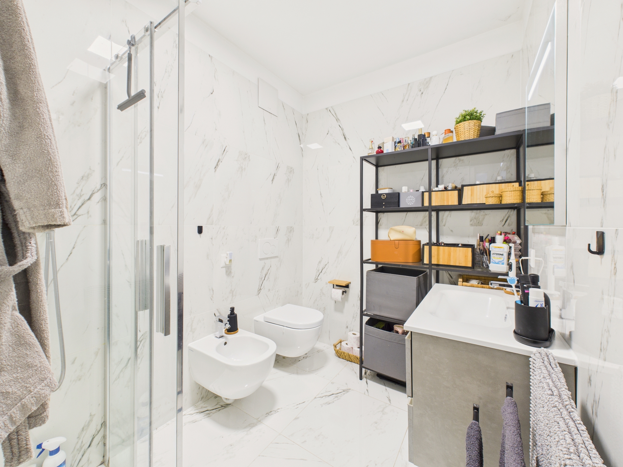 Modernes Badezimmer mit Dusche und WC