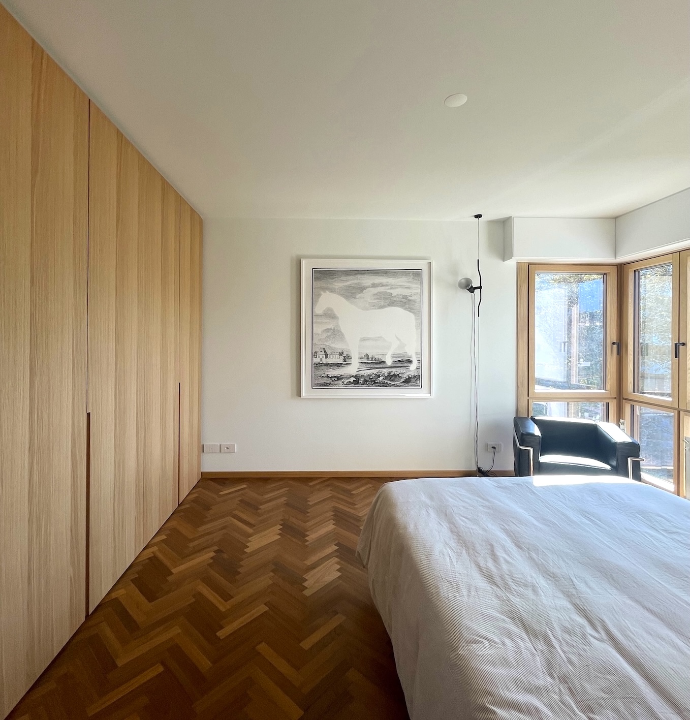 Helles Schlafzimmer mit Einbauschrank und Eckfenster