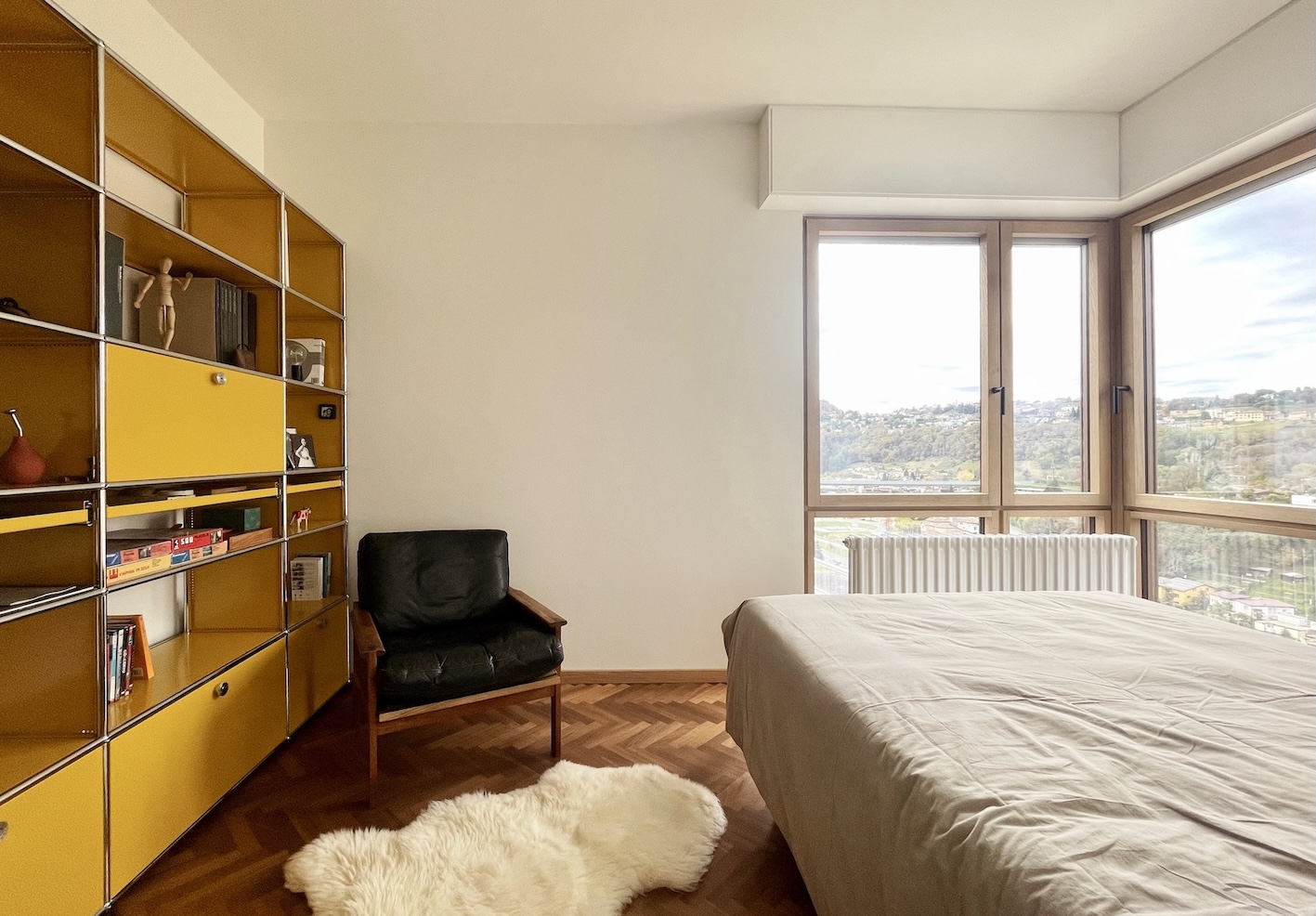 Modernes Schlafzimmer mit Panoramafenster