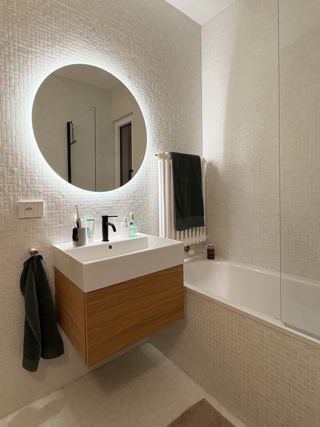 Modernes Badezimmer mit runder LED-Spiegelwand