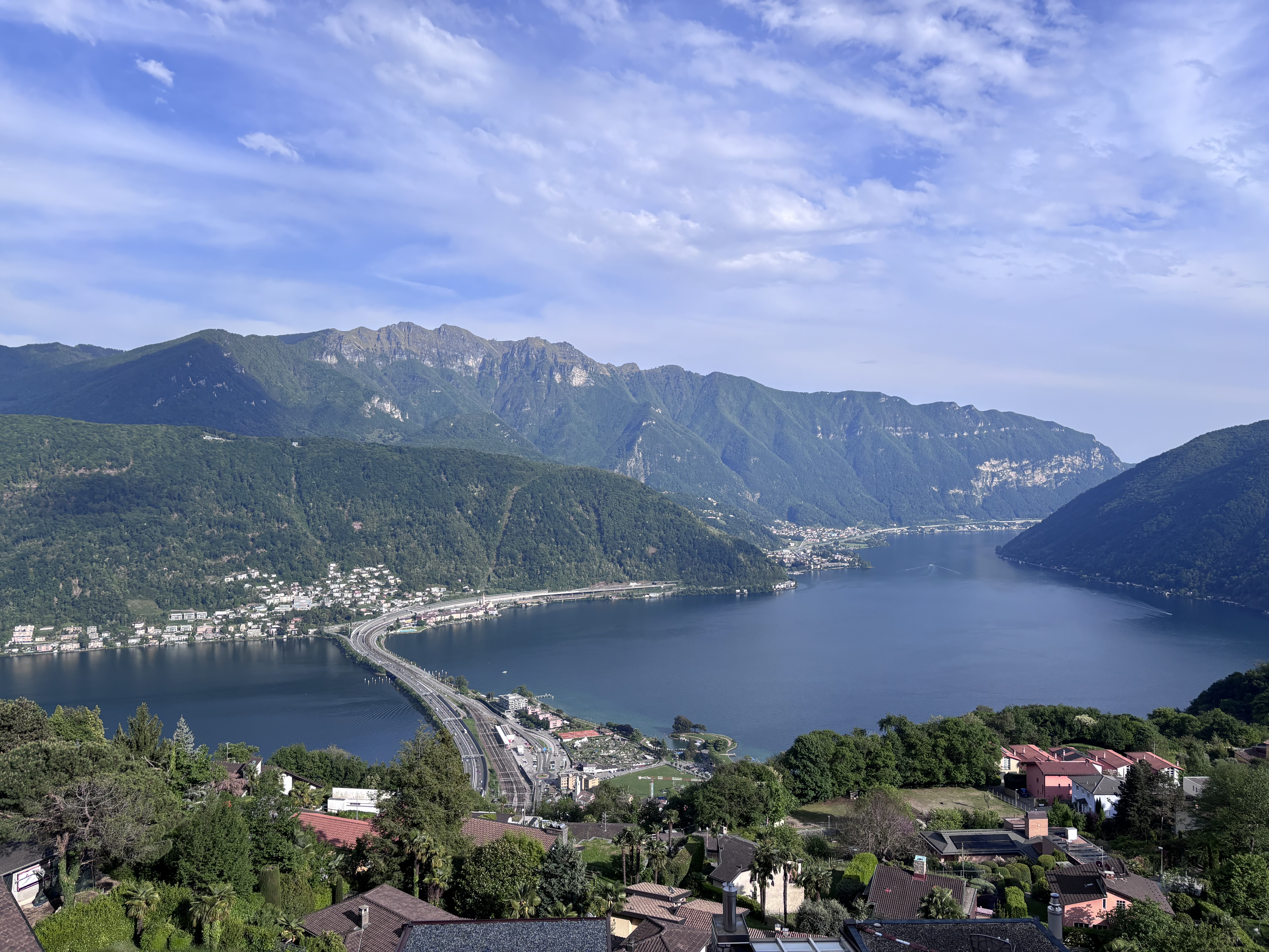 Panoramablick auf See und Berge