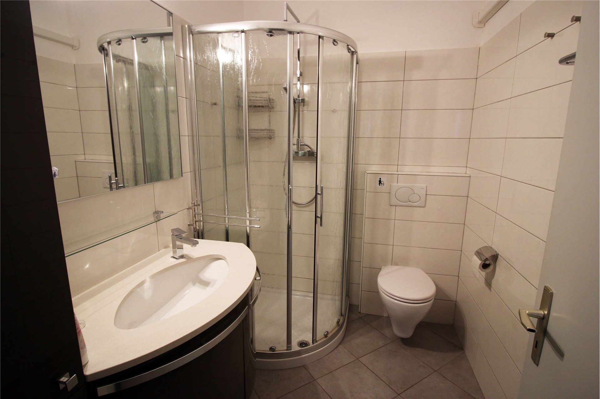 Modernes Badezimmer mit Runddusche und WC