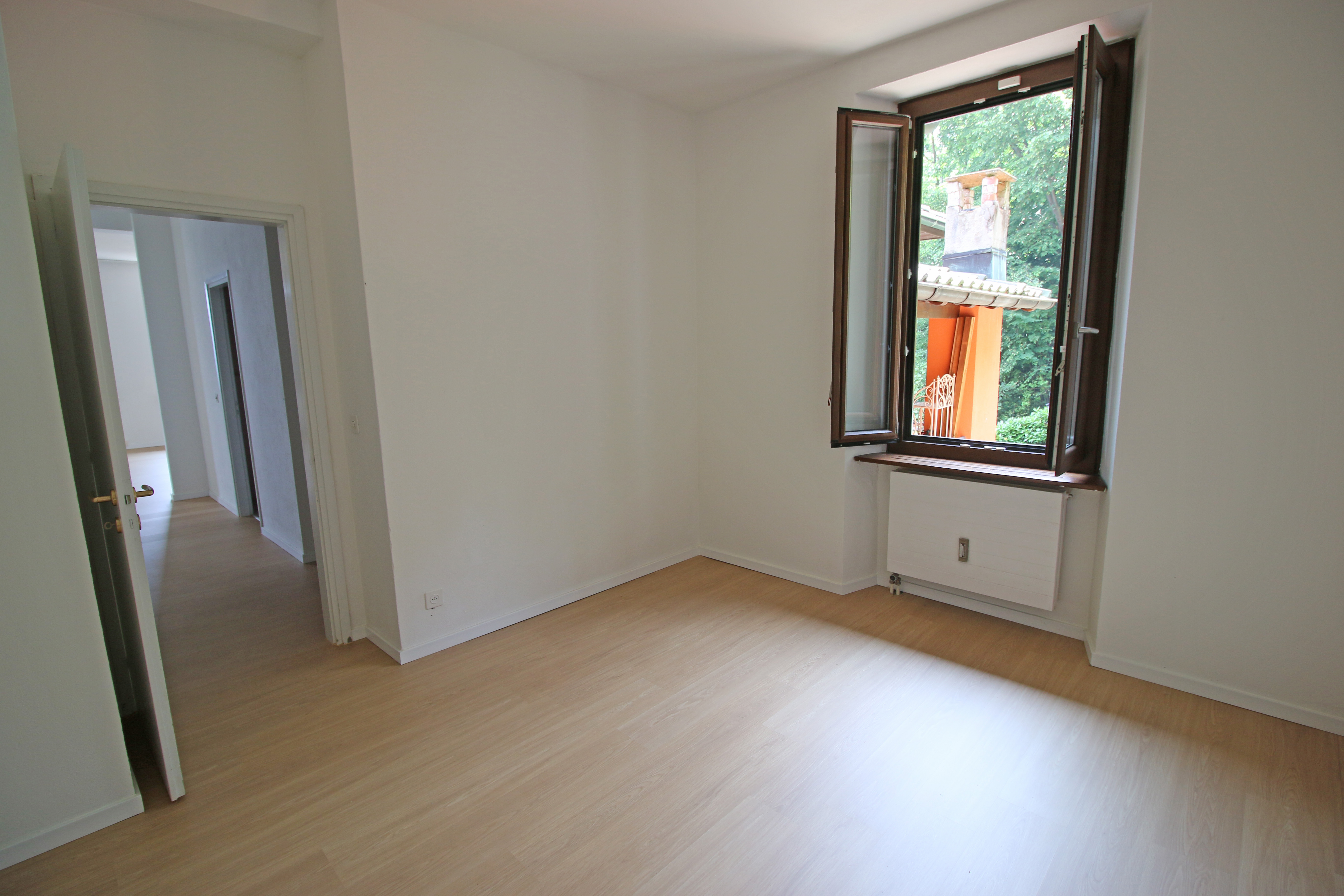 Leerer heller Raum mit Fenster