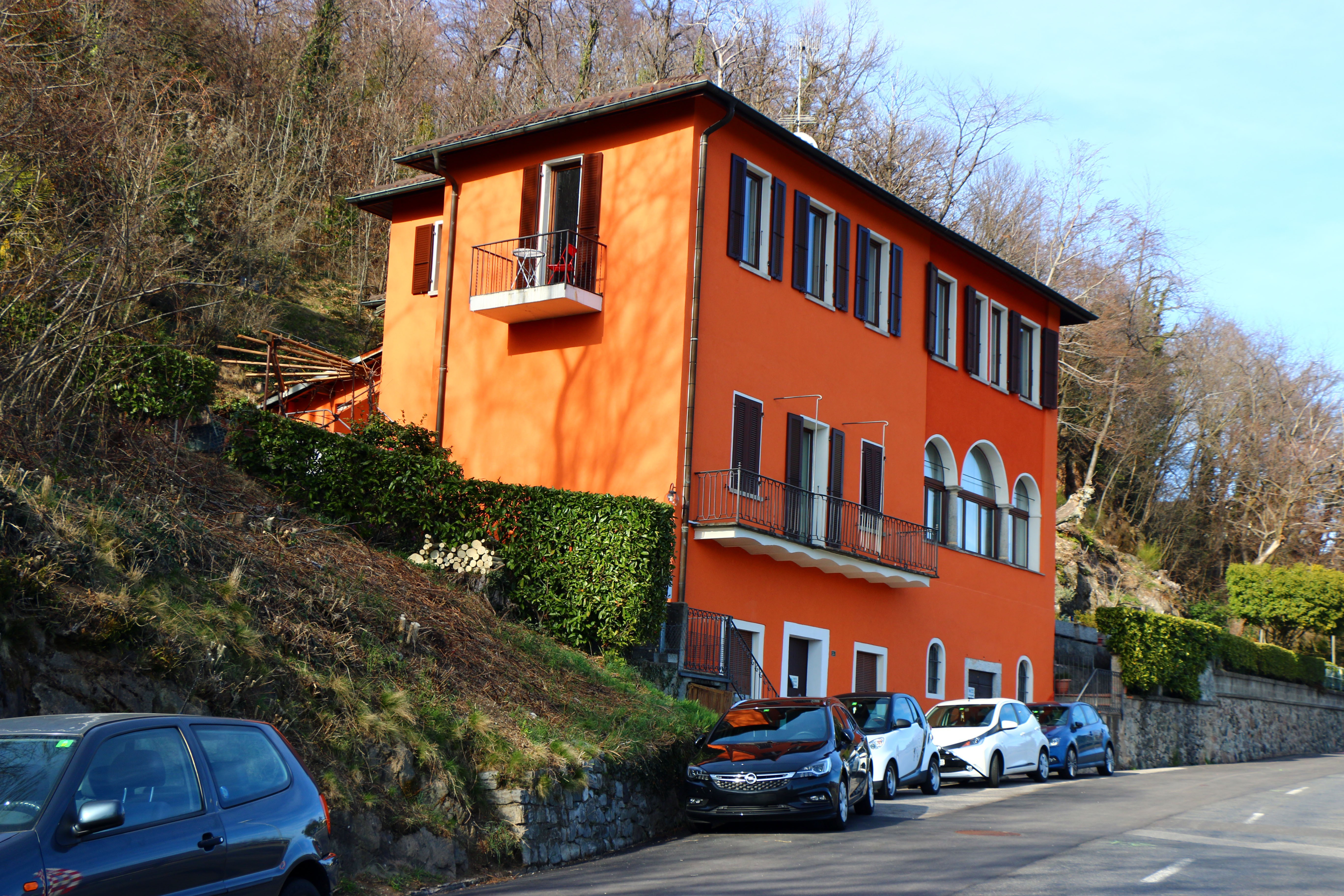Orangefarbenes Wohnhaus an der Straße