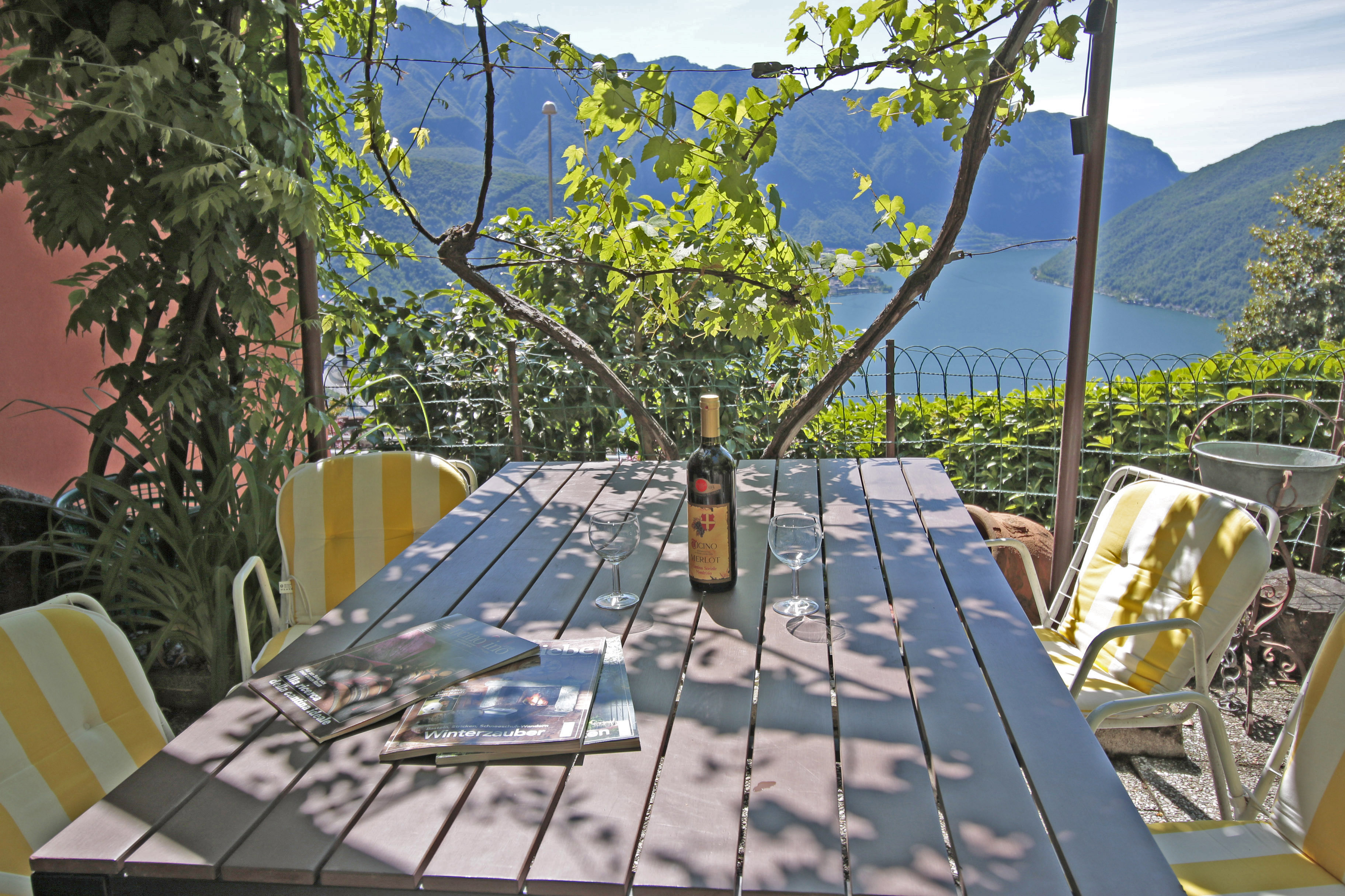 Terrasse mit Seeblick und Bergpanorama