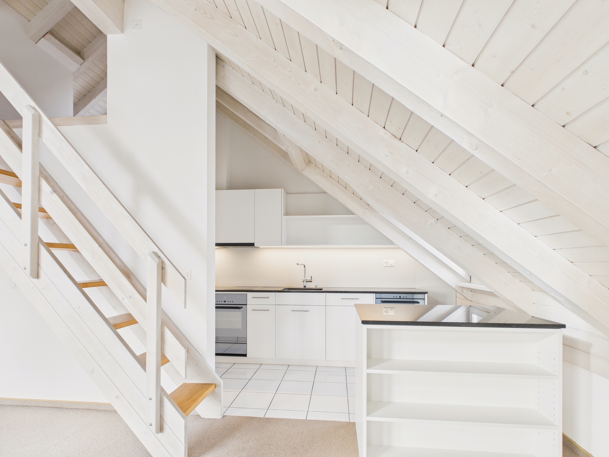 Dachgeschoss mit offener Küche und Treppe