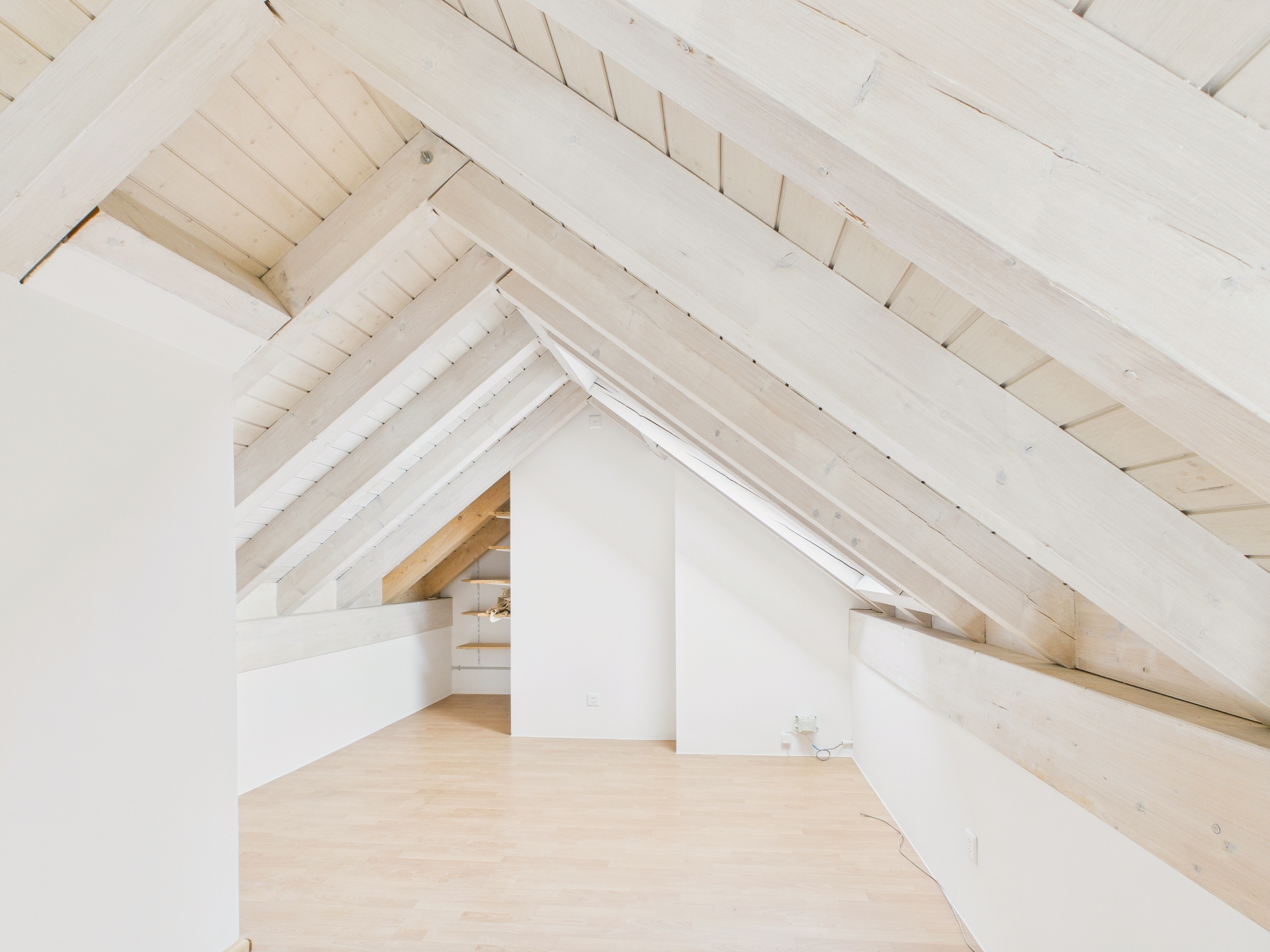 Ausgebauter Dachraum mit sichtbaren Sparren