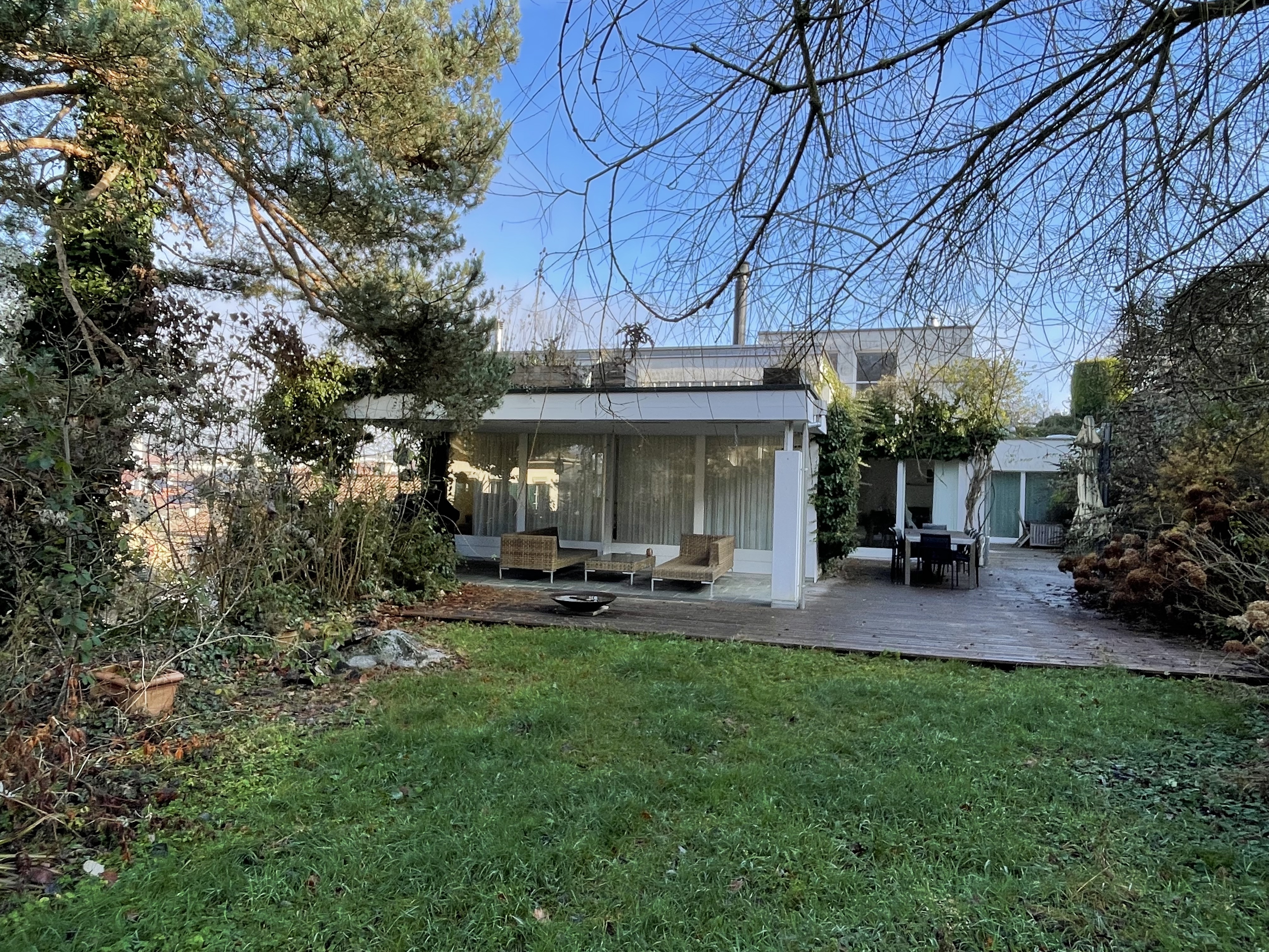 Modernes Haus mit großzügigem Garten und Terrasse