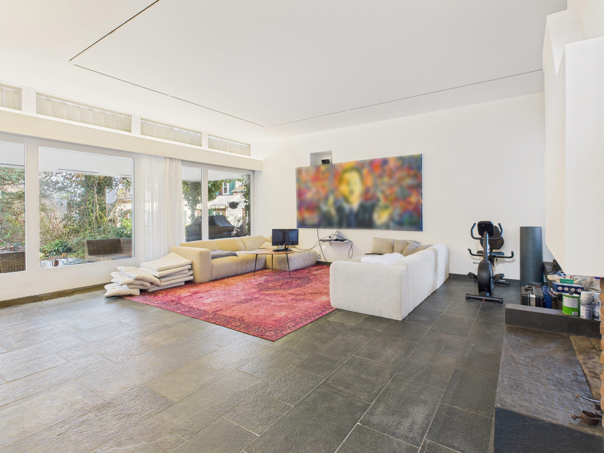 Großzügiger Wohnraum mit Lounge-Bereich und Gartenblick