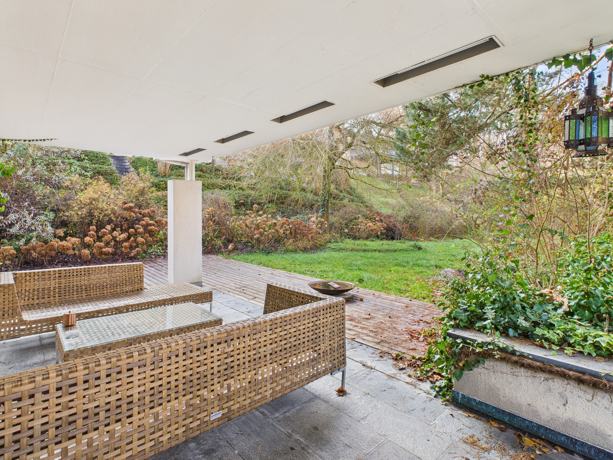Überdachte Terrasse mit Gartenmöbeln