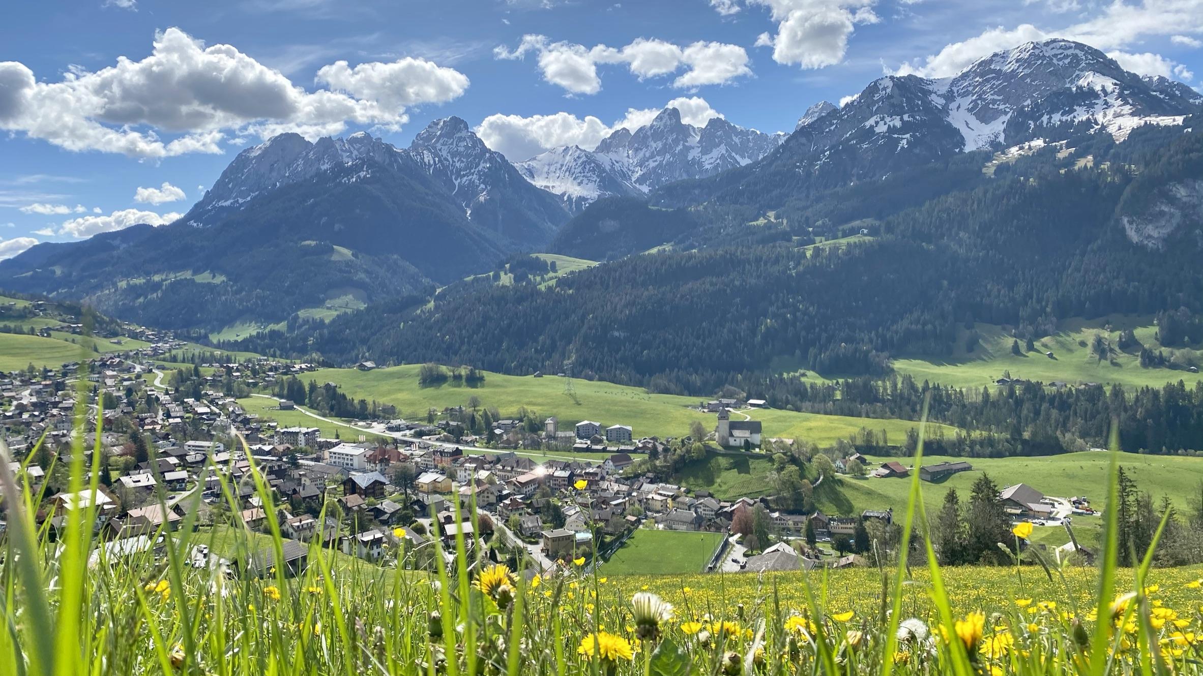Alpenpanorama über ein Talort