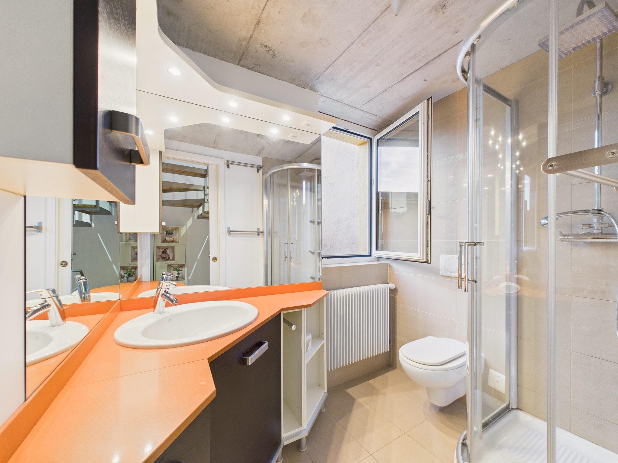 Modernes Badezimmer mit orangefarbener Waschtischplatte