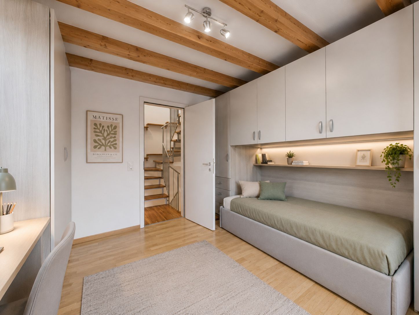 Helles Schlafzimmer mit Einbauschrank und Holzdecke