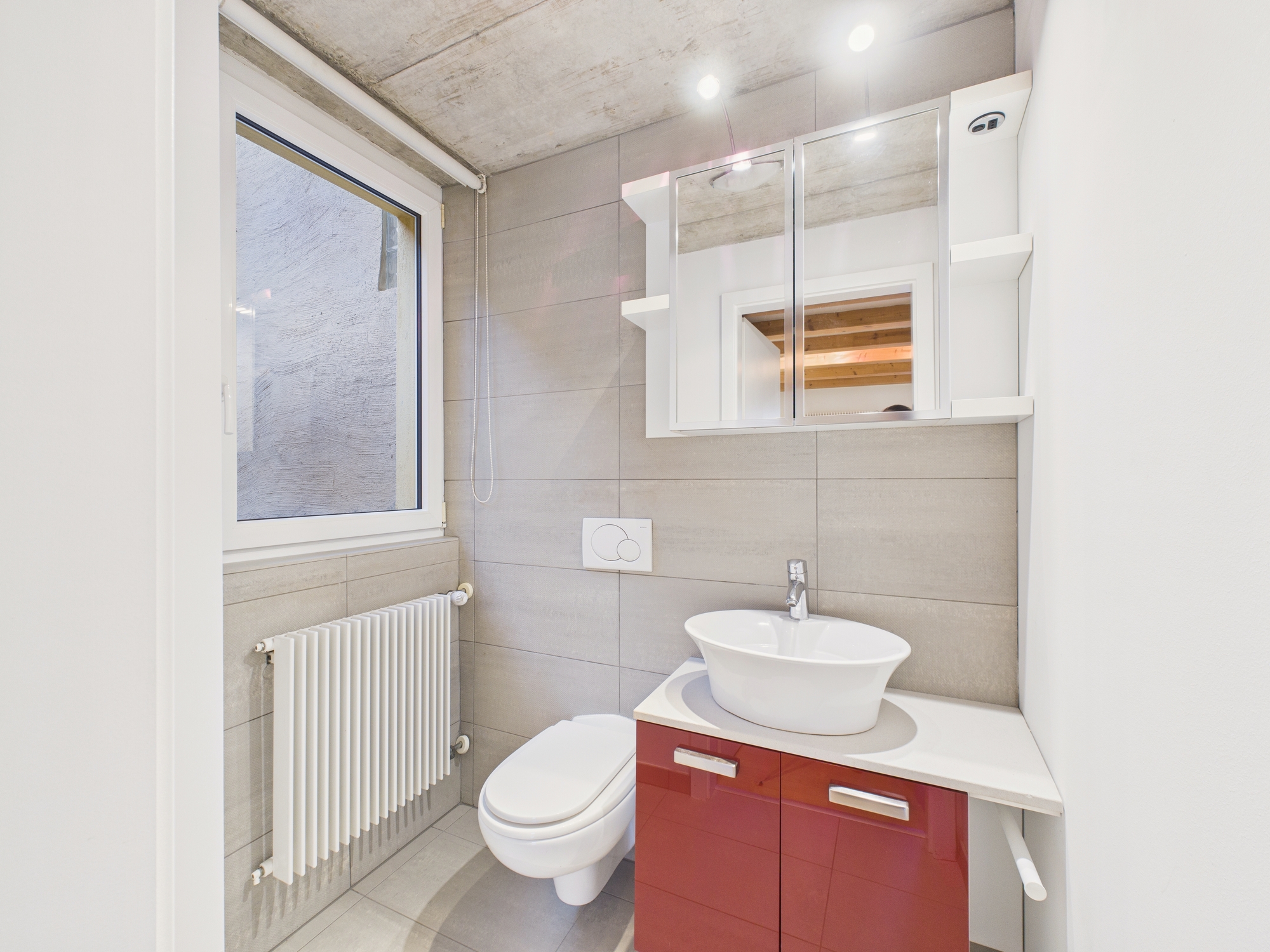 Modernes Gäste-WC mit Waschtisch und WC