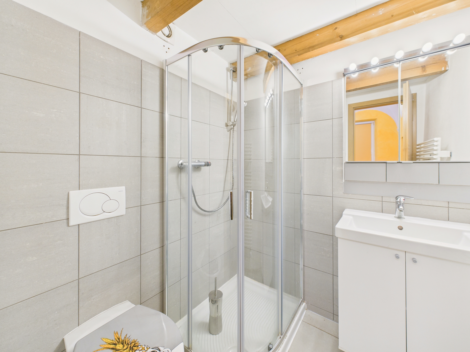 Modernes Badezimmer mit Dusche und Waschtisch