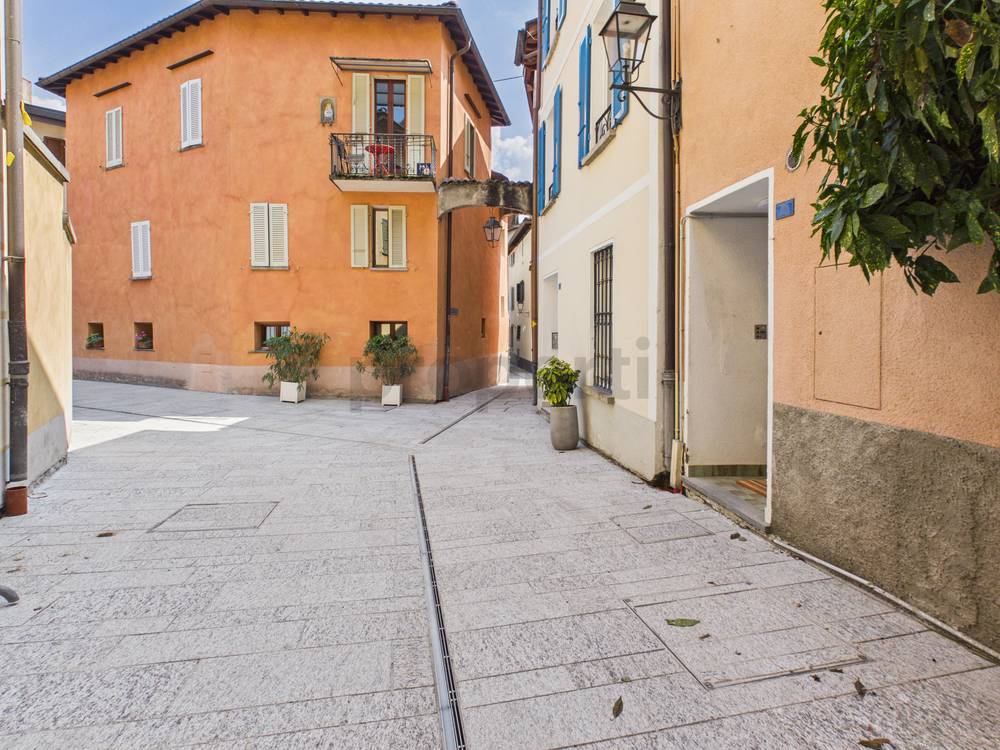 Enge Gasse zwischen mediterranen Wohnhäusern