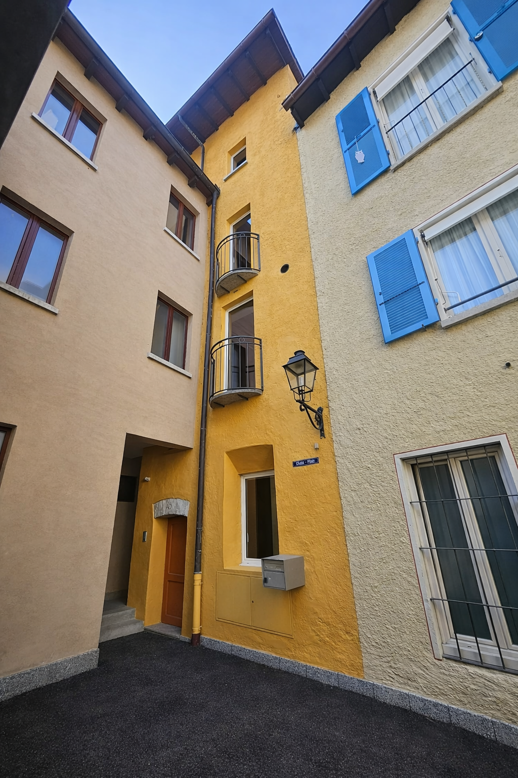 Innenhof mit farbigen Fassaden und kleinen Balkonen
