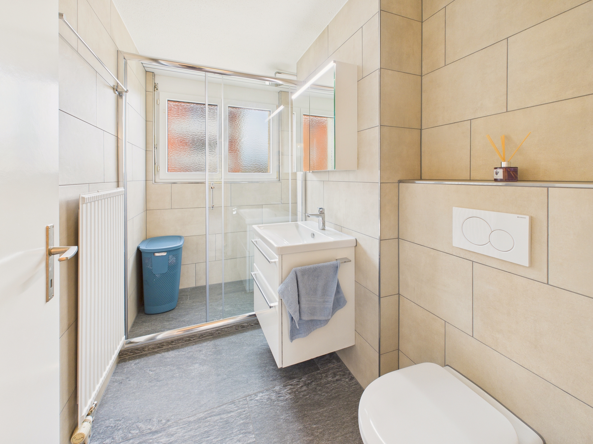 Modernes Badezimmer mit Dusche und Waschtisch