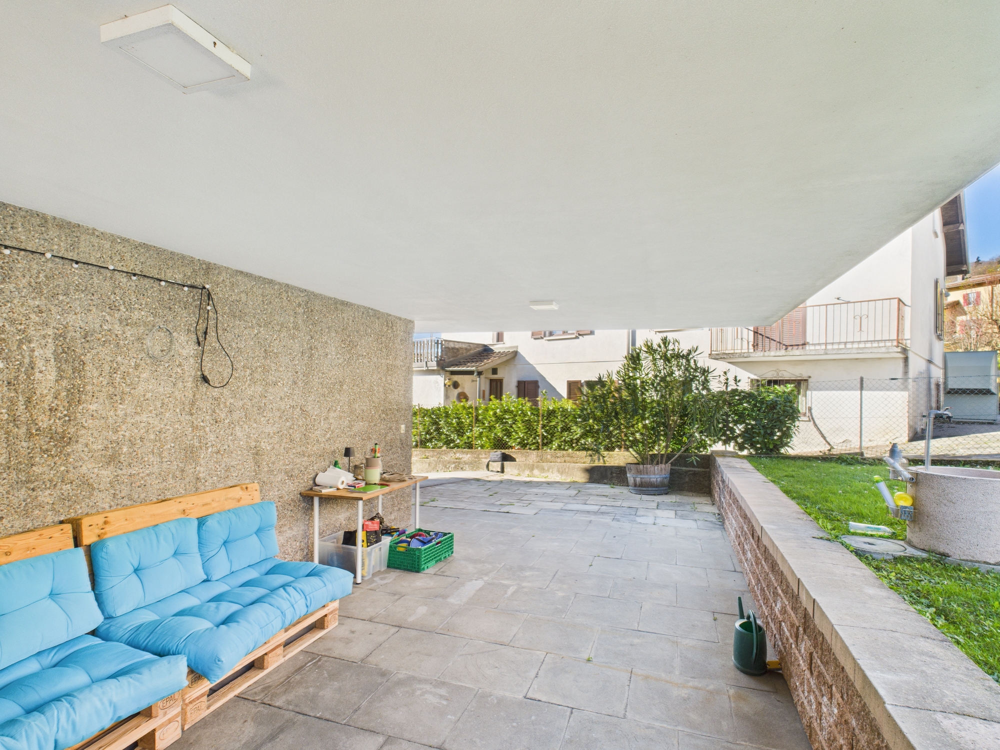 Überdachte Terrasse mit Lounge-Bereich