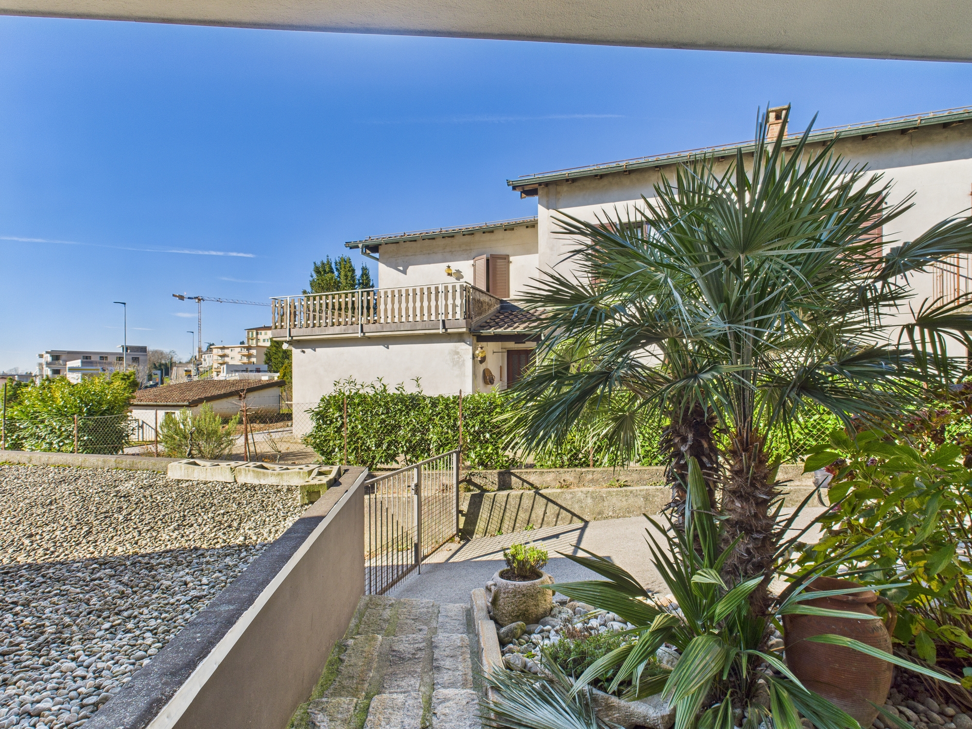 Außenansicht eines mediterranen Wohnhauses mit Garten