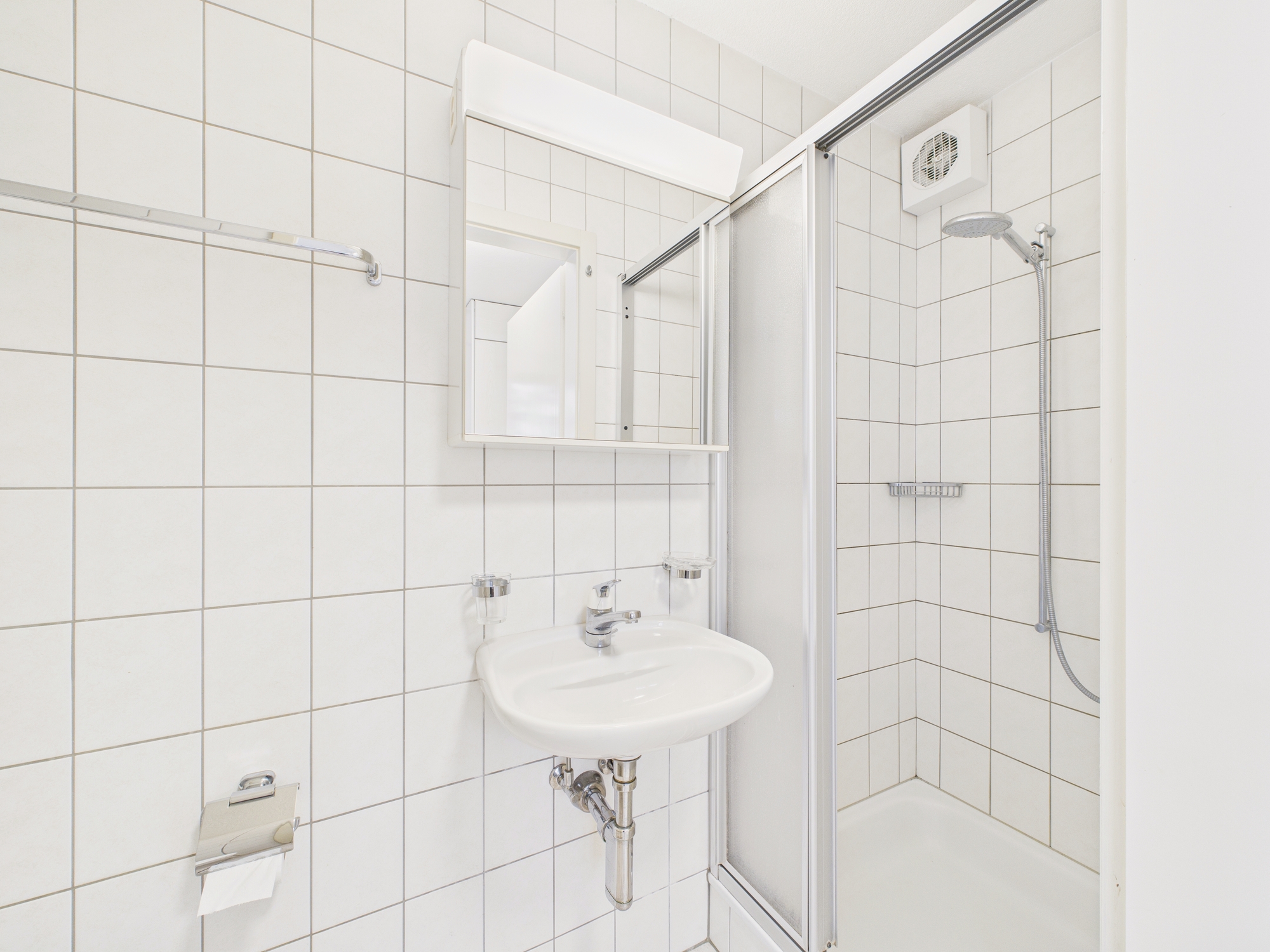 Kleines weißes Badezimmer mit Dusche